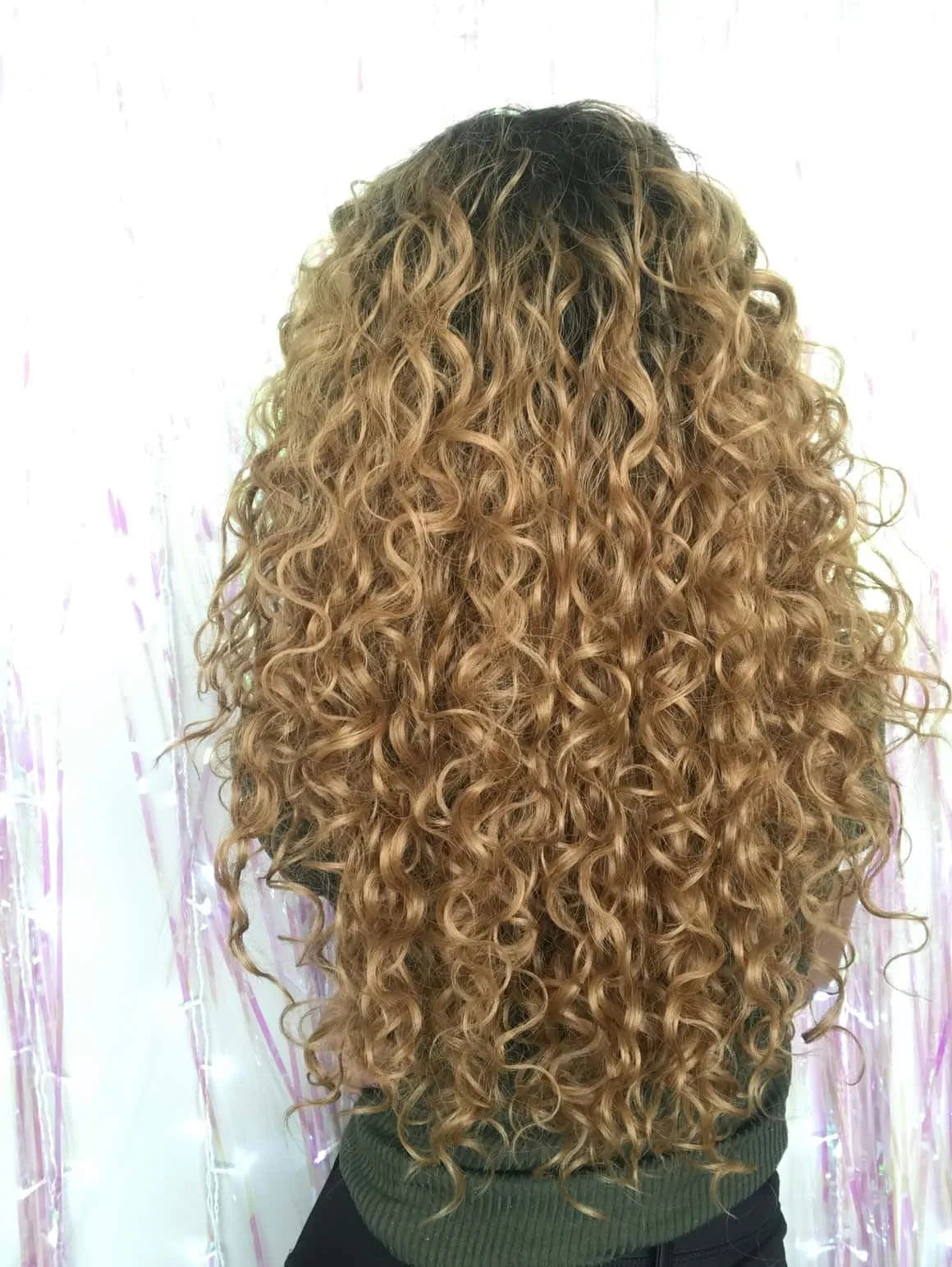 Lace Front Ariana Castanho com Raiz Preta Cacheada
