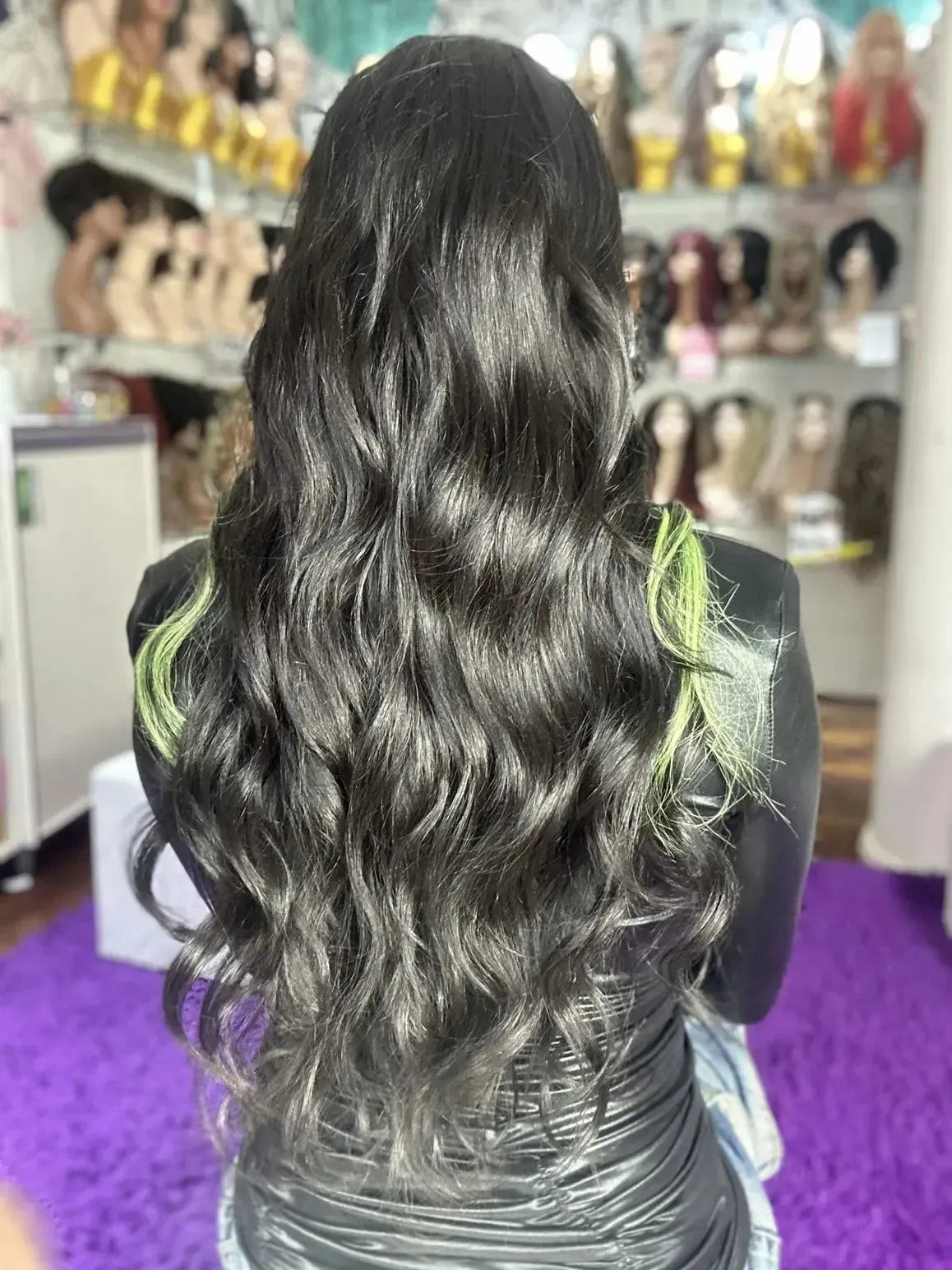 Lace Front Docinho Castanho Escuro Com Mecha Verde Ondulada 75cm