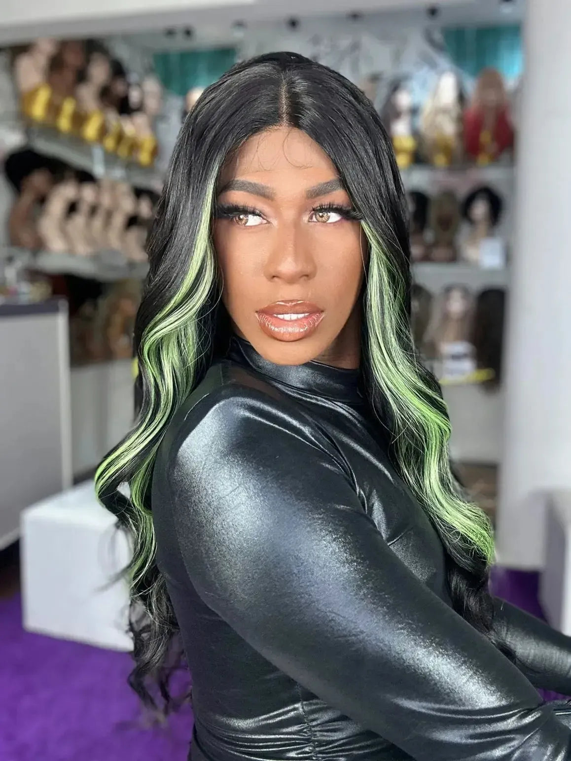 Lace Front Docinho Castanho Escuro Com Mecha Verde Ondulada 75cm