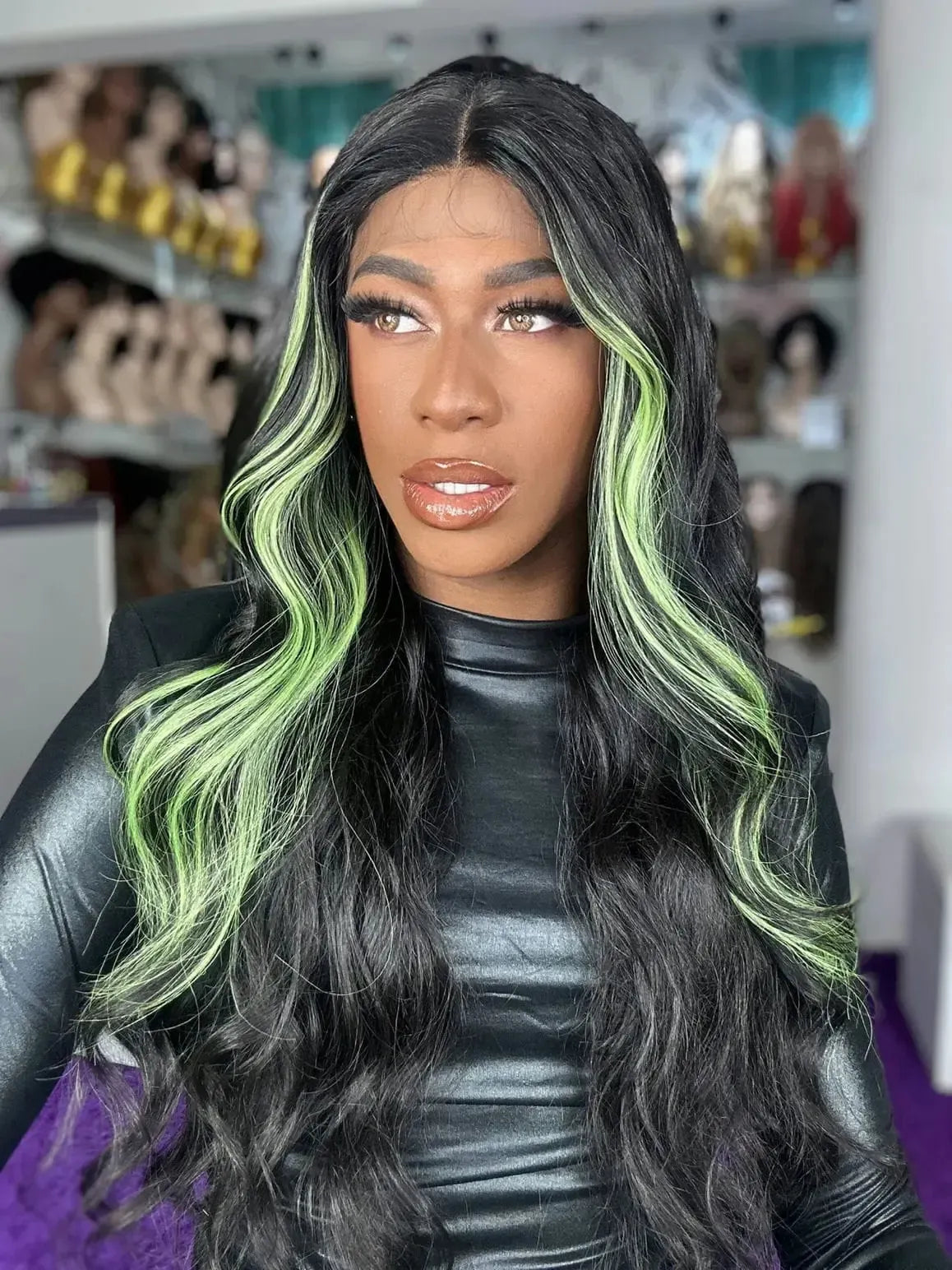 Lace Front Docinho Castanho Escuro Com Mecha Verde Ondulada 75cm
