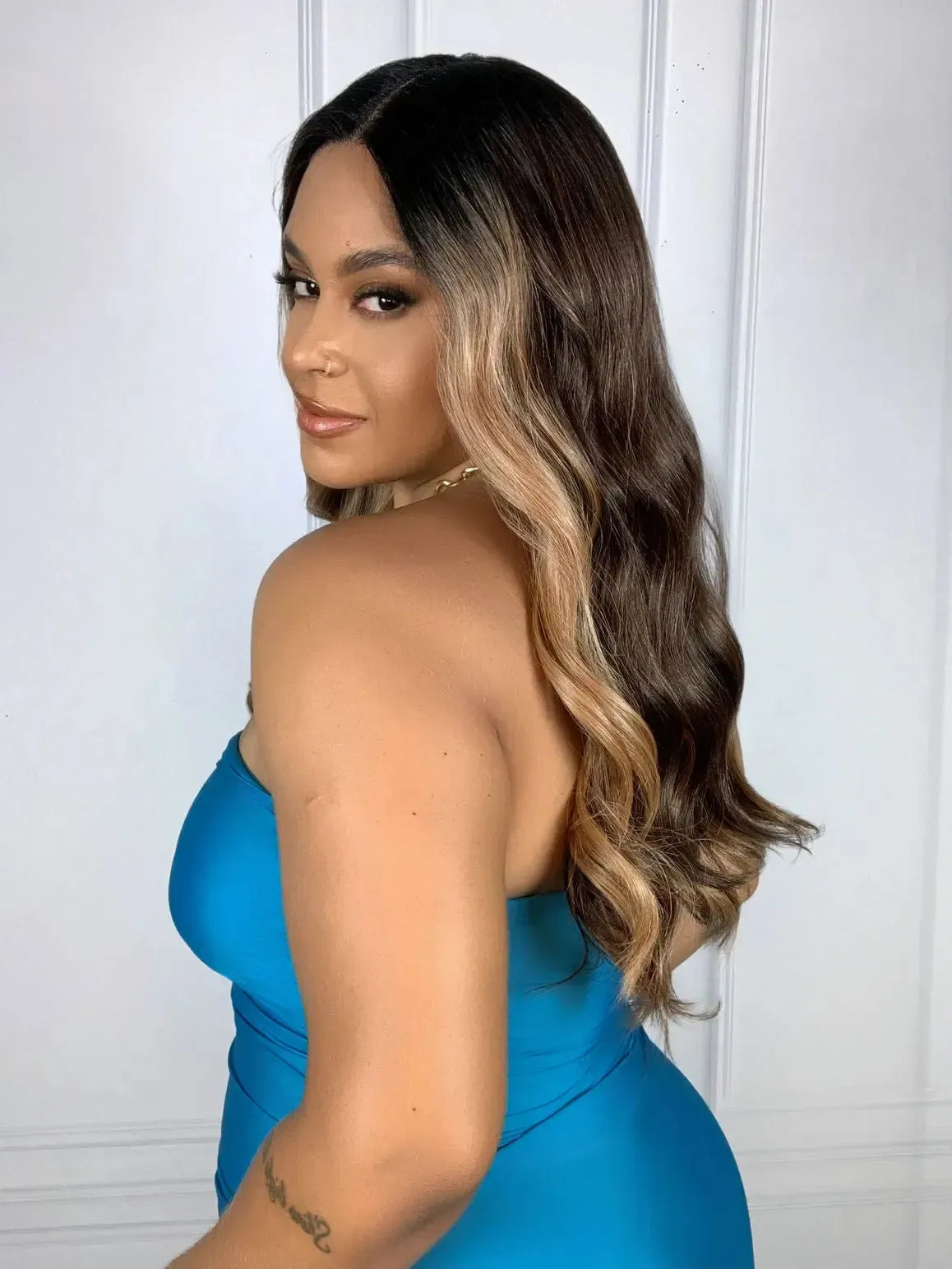 Lace Front HD Viviane Castanha Mechada Ondulada 55cm