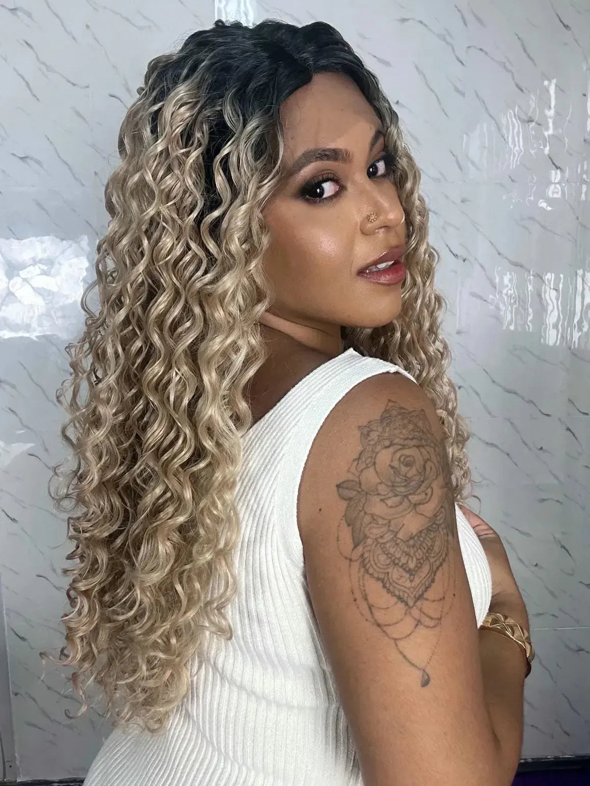 Lace Front Janaina Loira com Raiz Preta Cacheada
