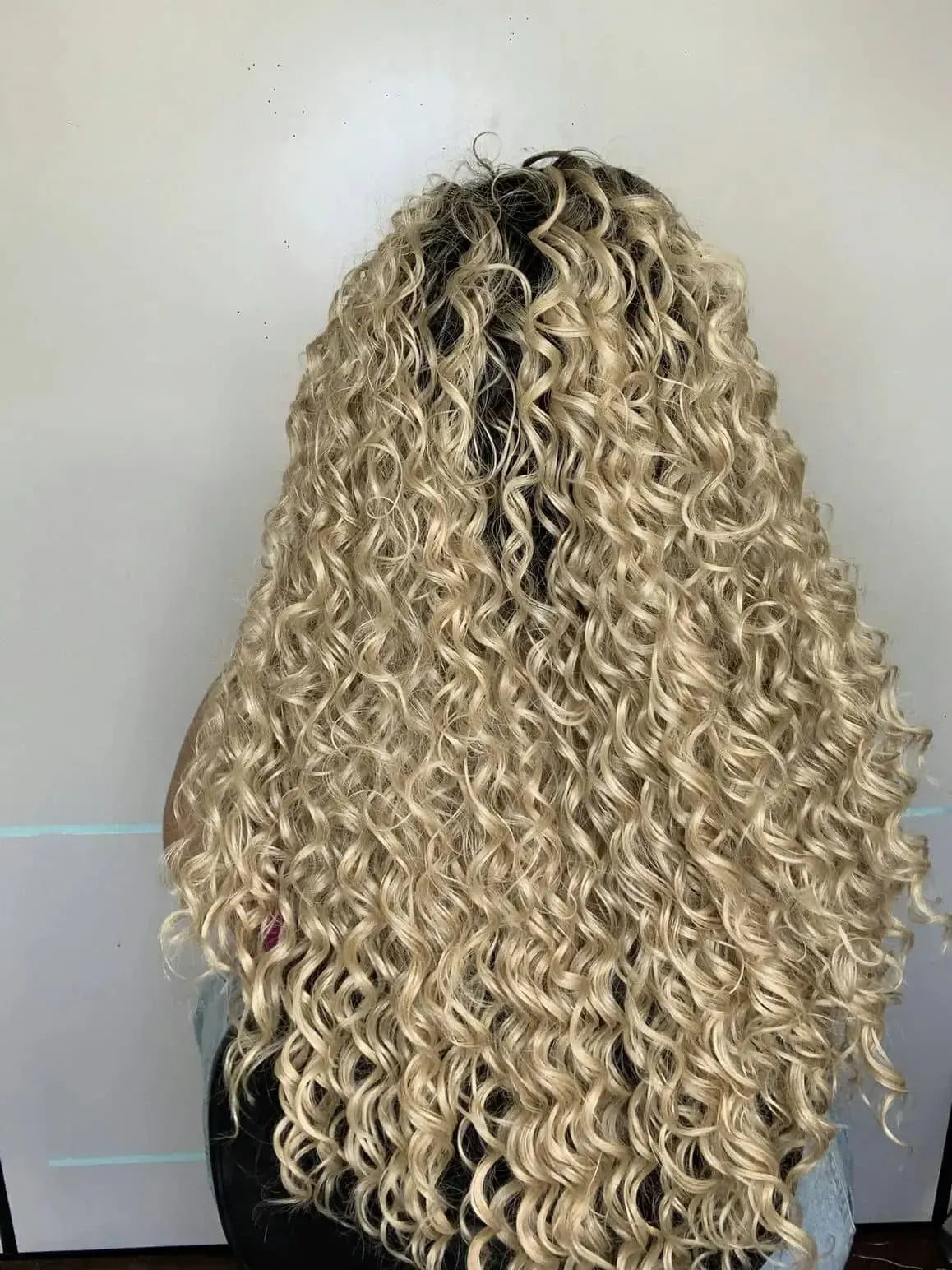 Lace Front Janaina Loira com Raiz Preta Cacheada