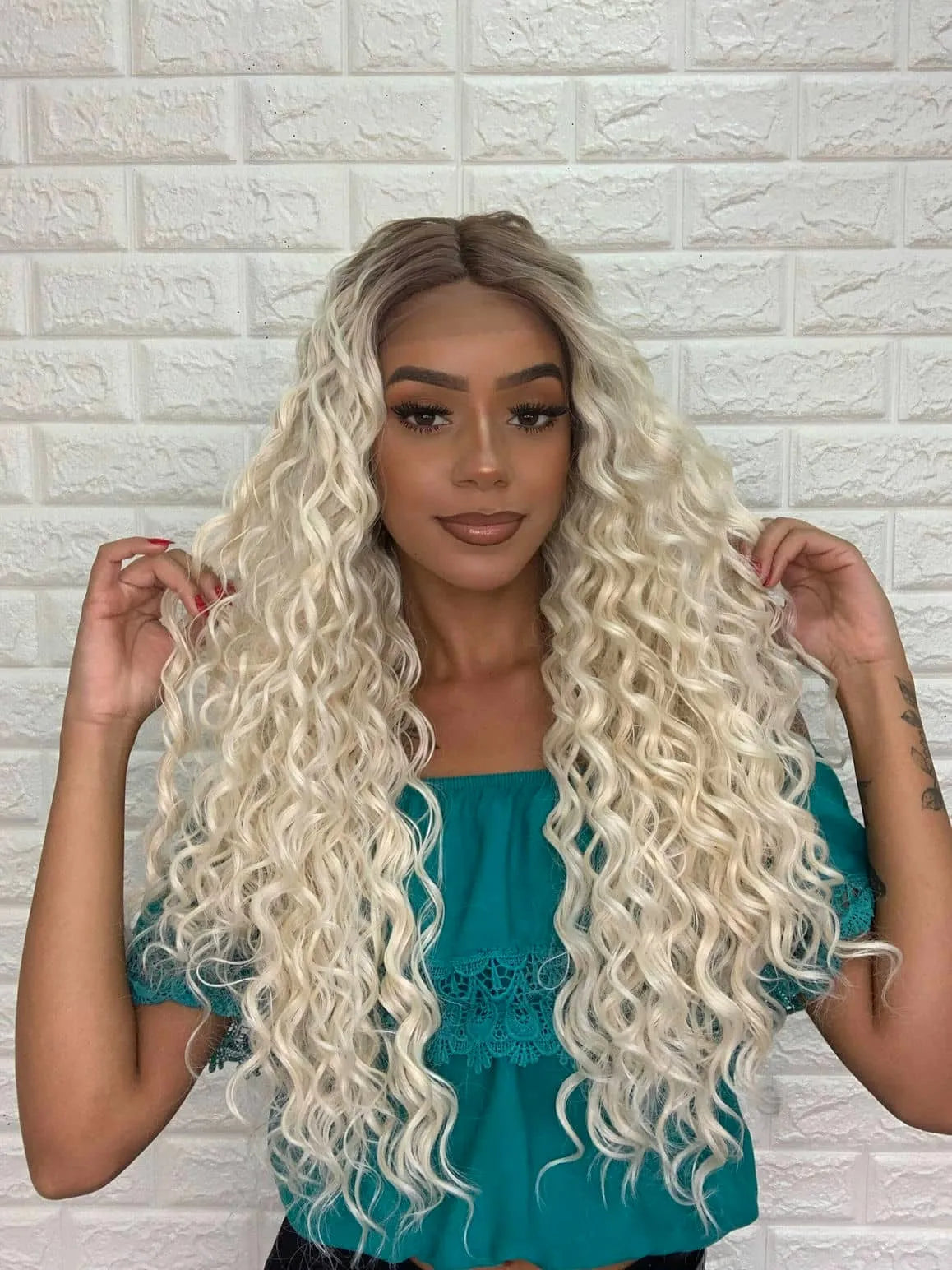 Lace Front Janaina Platinada Raiz Castanha Cacheada