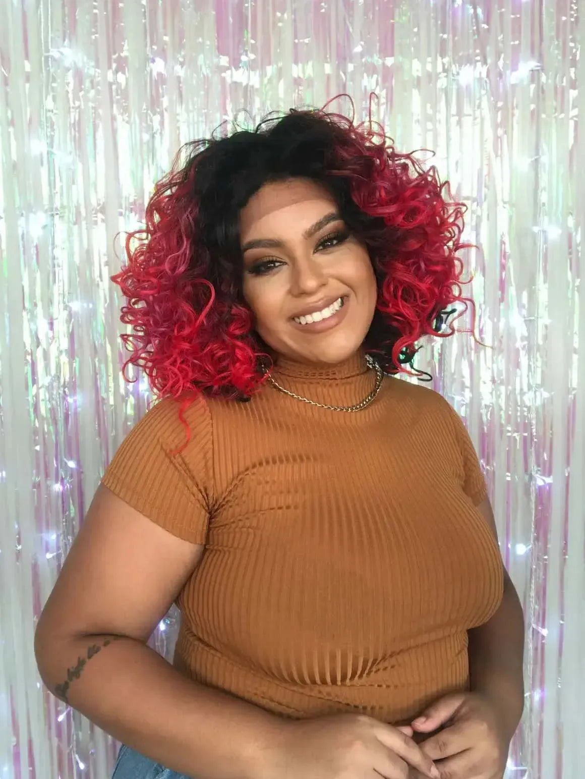 Lace Front Nanty Vermelha Com Mechas Rosas e Raiz Preta Cacheada 45 cm