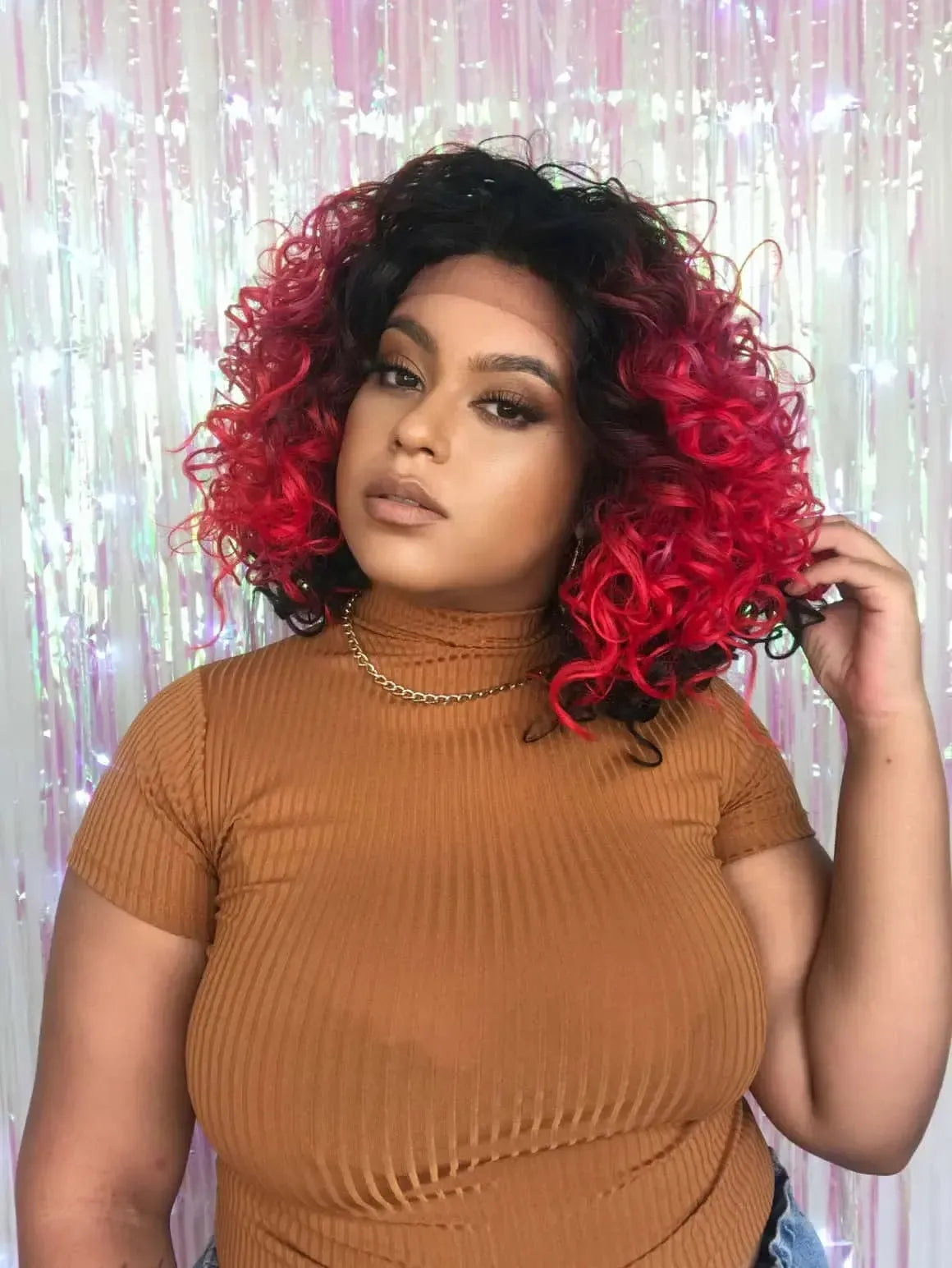Lace Front Nanty Vermelha Com Mechas Rosas e Raiz Preta Cacheada 45 cm