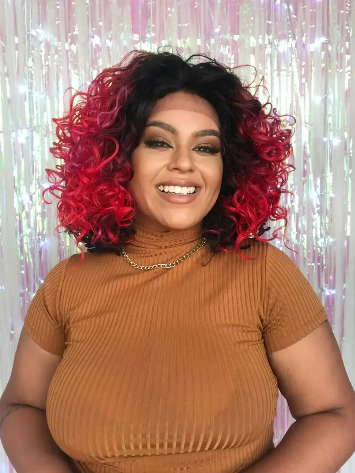 Lace Front Nanty Vermelha Com Mechas Rosas e Raiz Preta Cacheada 45 cm