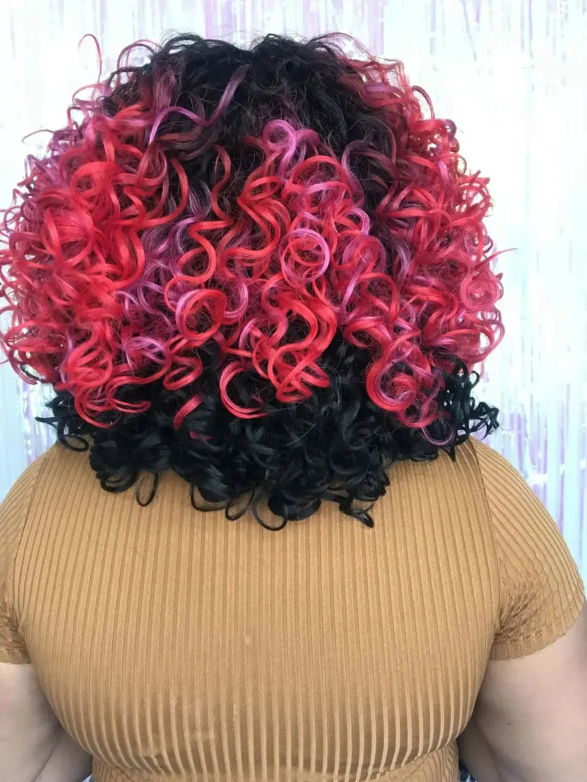Lace Front Nanty Vermelha Com Mechas Rosas e Raiz Preta Cacheada 45 cm