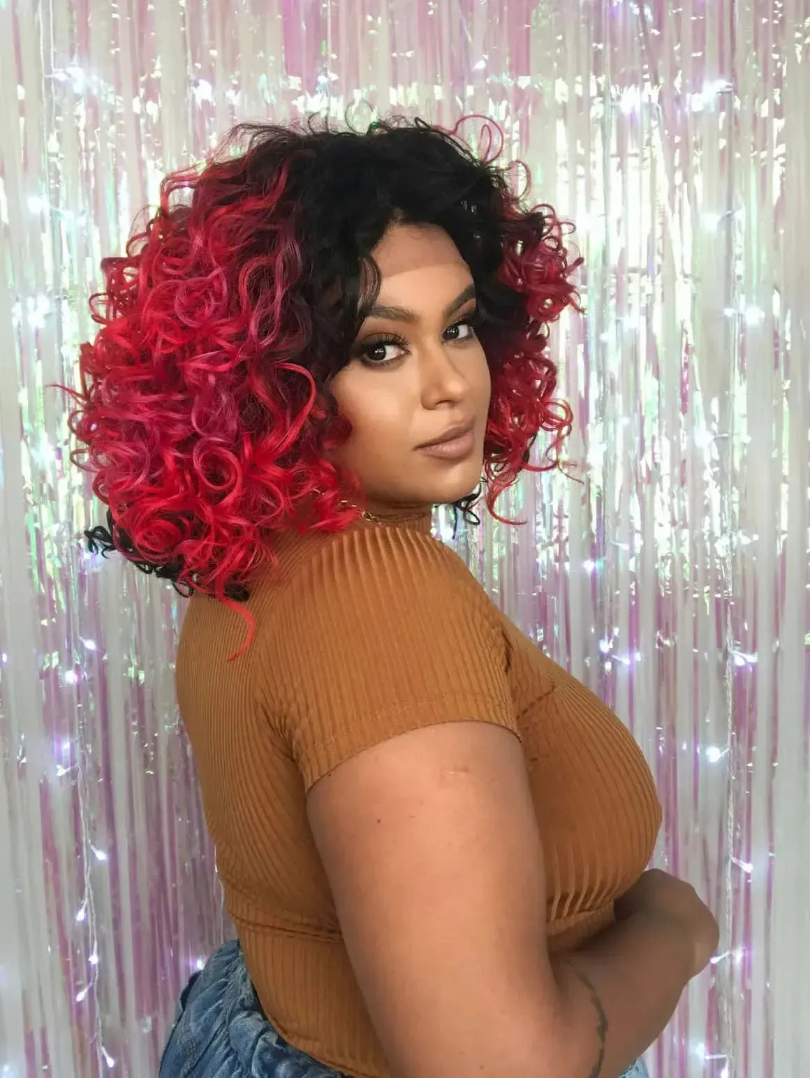 Lace Front Nanty Vermelha Com Mechas Rosas e Raiz Preta Cacheada 45 cm