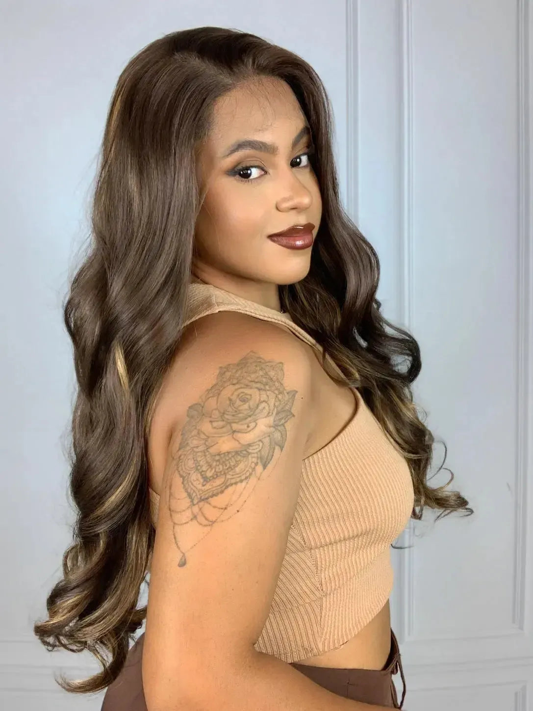 Lace Front Nathalia Castanho Luzes 26D Ondulada - Repartição Livre 13x3