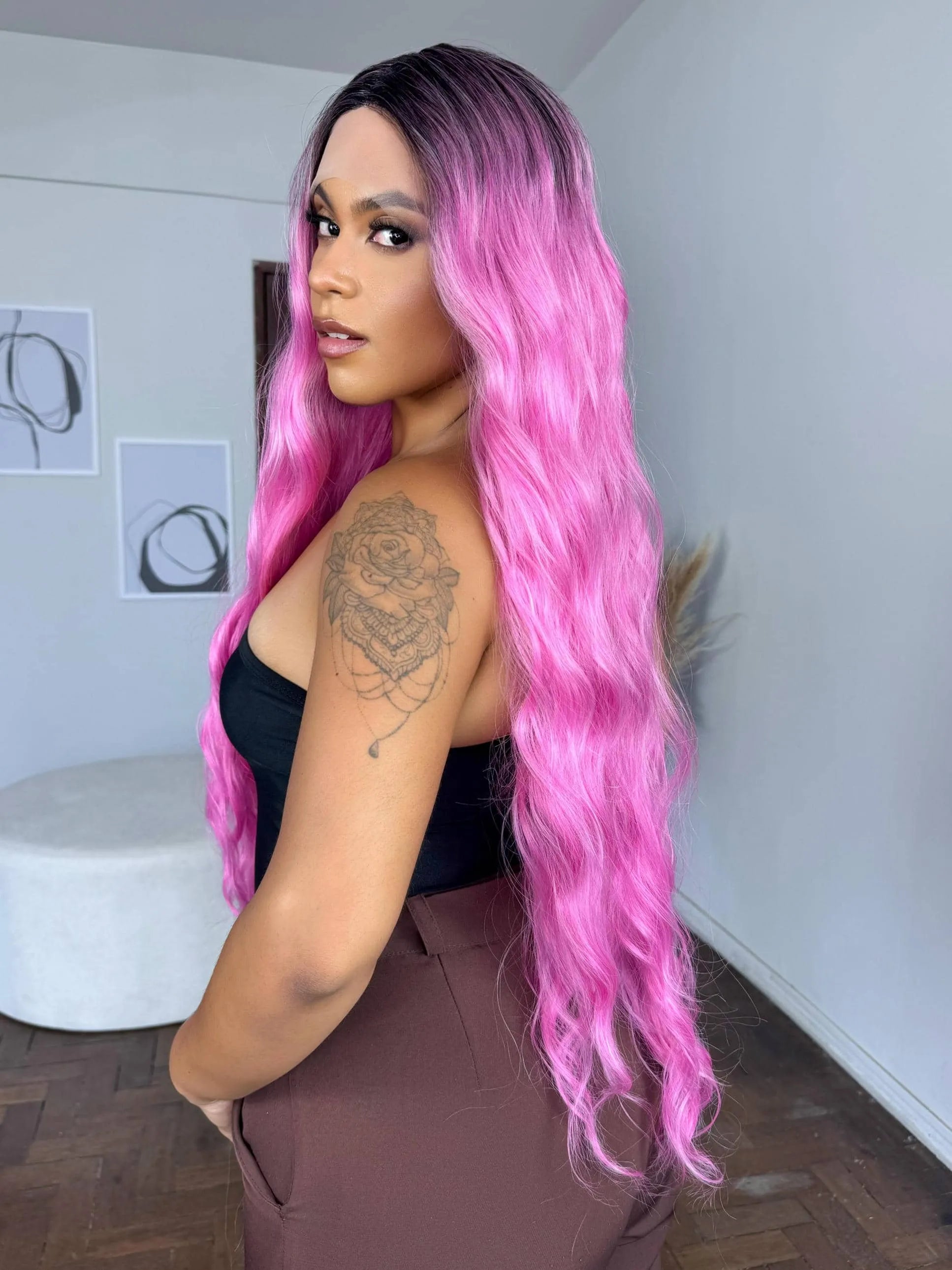 Lace Front Rafaela Rosa Raiz Preta Ondulada 80cm