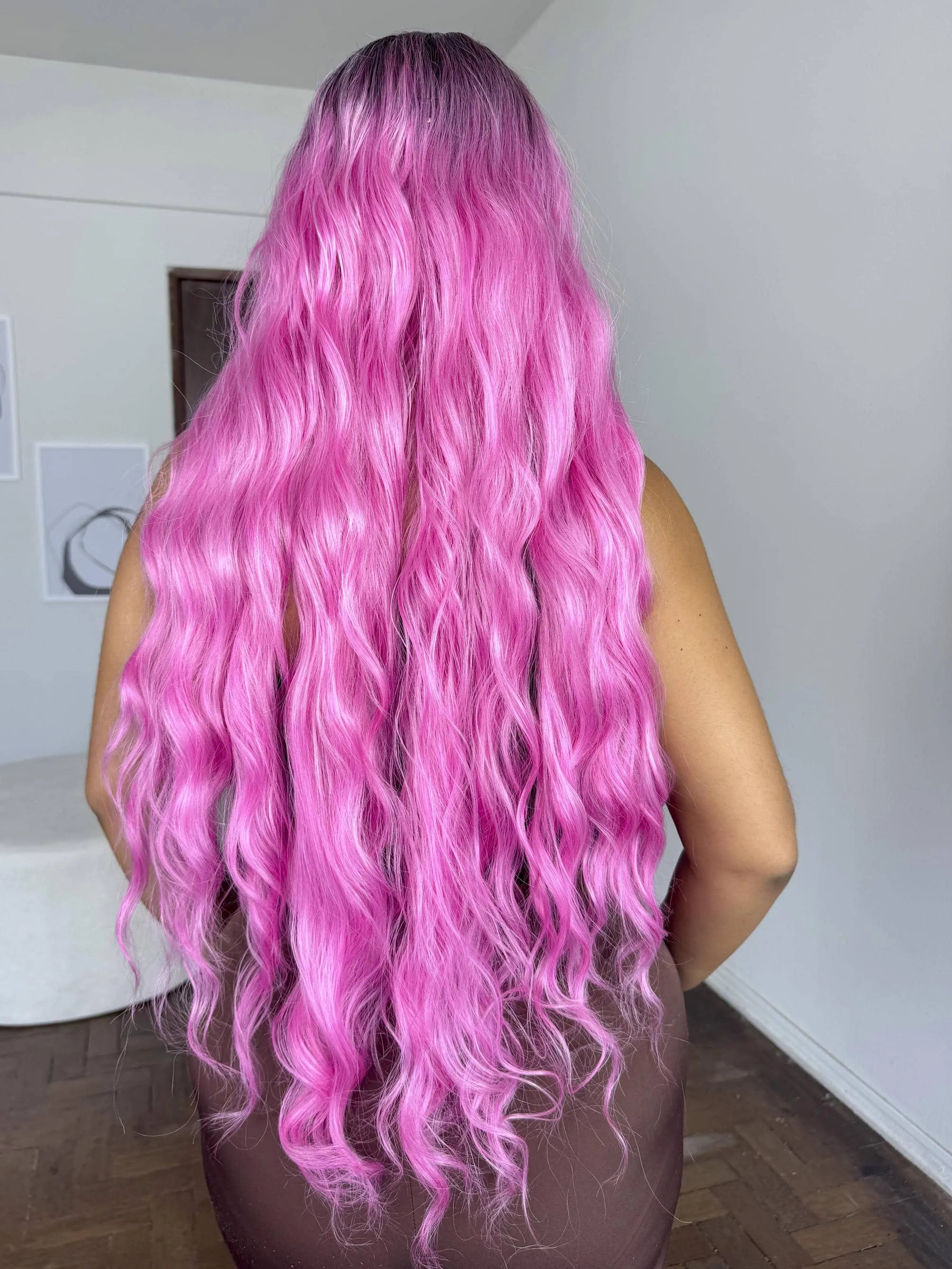 Lace Front Rafaela Rosa Raiz Preta Ondulada 80cm