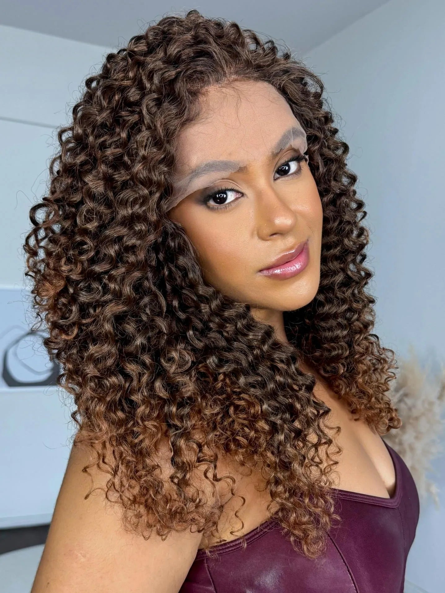 Lace Front Reya Castanho Luzes T2/30 Cacheada - Repartição Livre 13x4