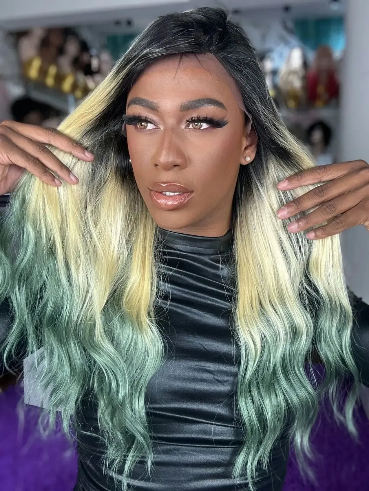 Lace Front Rosalina Ondulada Loira Com Raiz Escura e Pontas Verdes 65cm