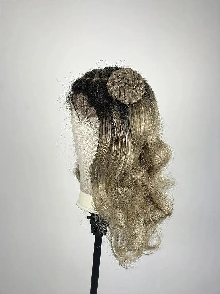 Lace Front Sister Wig BYD LACE H FLORA Loira Ondulada Com Trança Lateral 55 cm