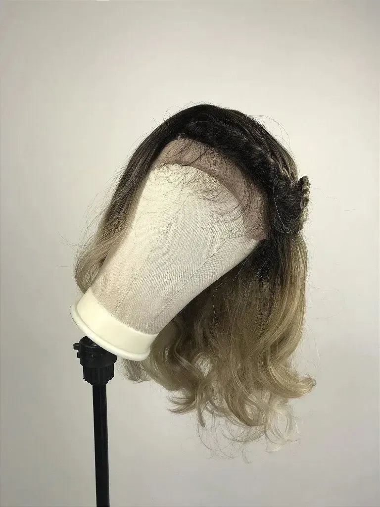 Lace Front Sister Wig BYD LACE H FLORA Loira Ondulada Com Trança Lateral 55 cm
