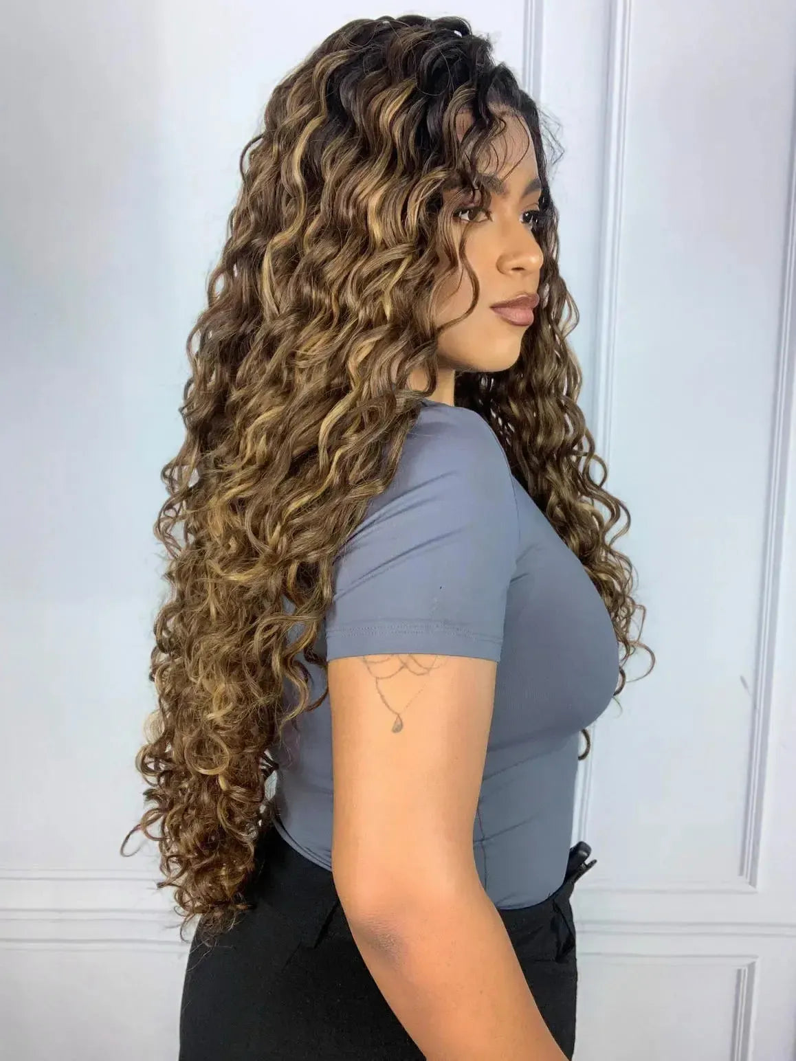 Lace Front Tela HD Italia Castanho Luzes 33/22 Cacheada - Repartição Livre 13x4