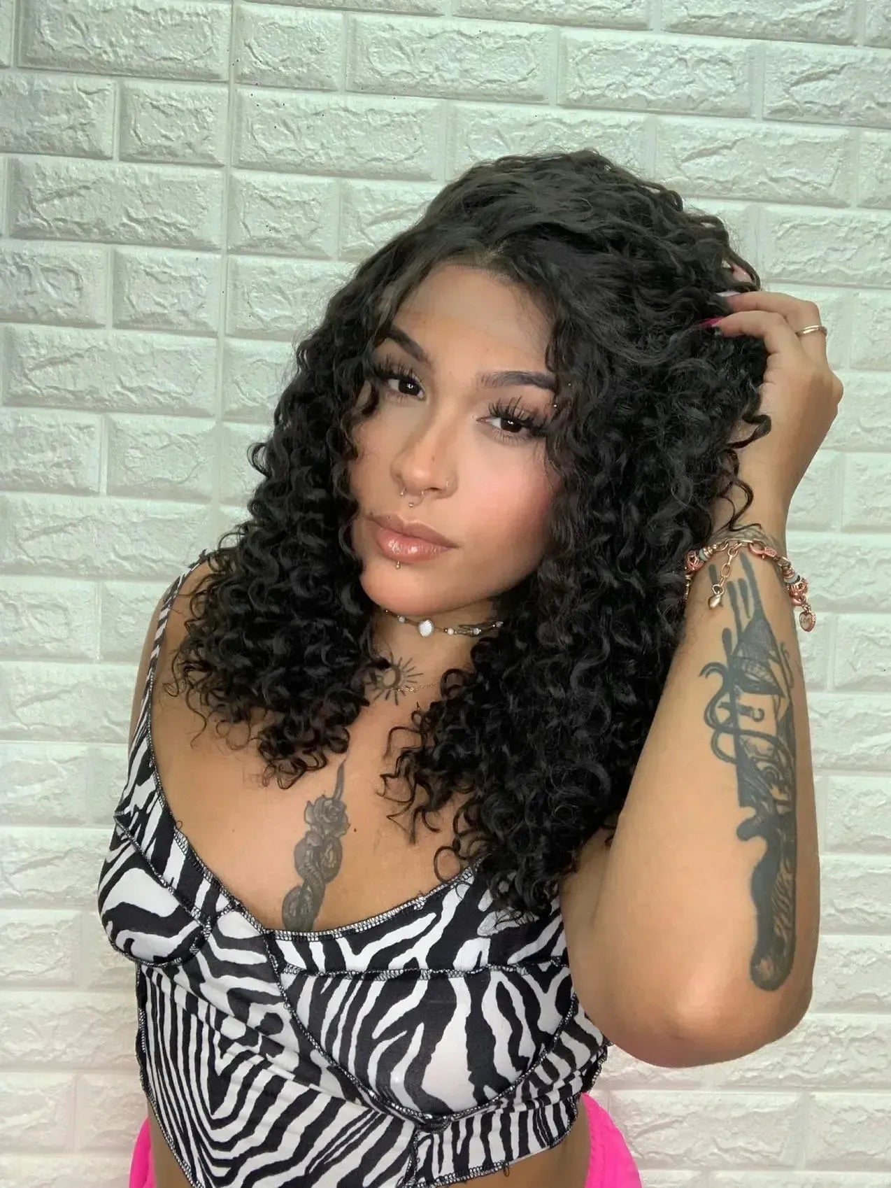 Lace Front Tela HD Valeria Castanho Escuro Cacheada - Repartição Livre 13x4