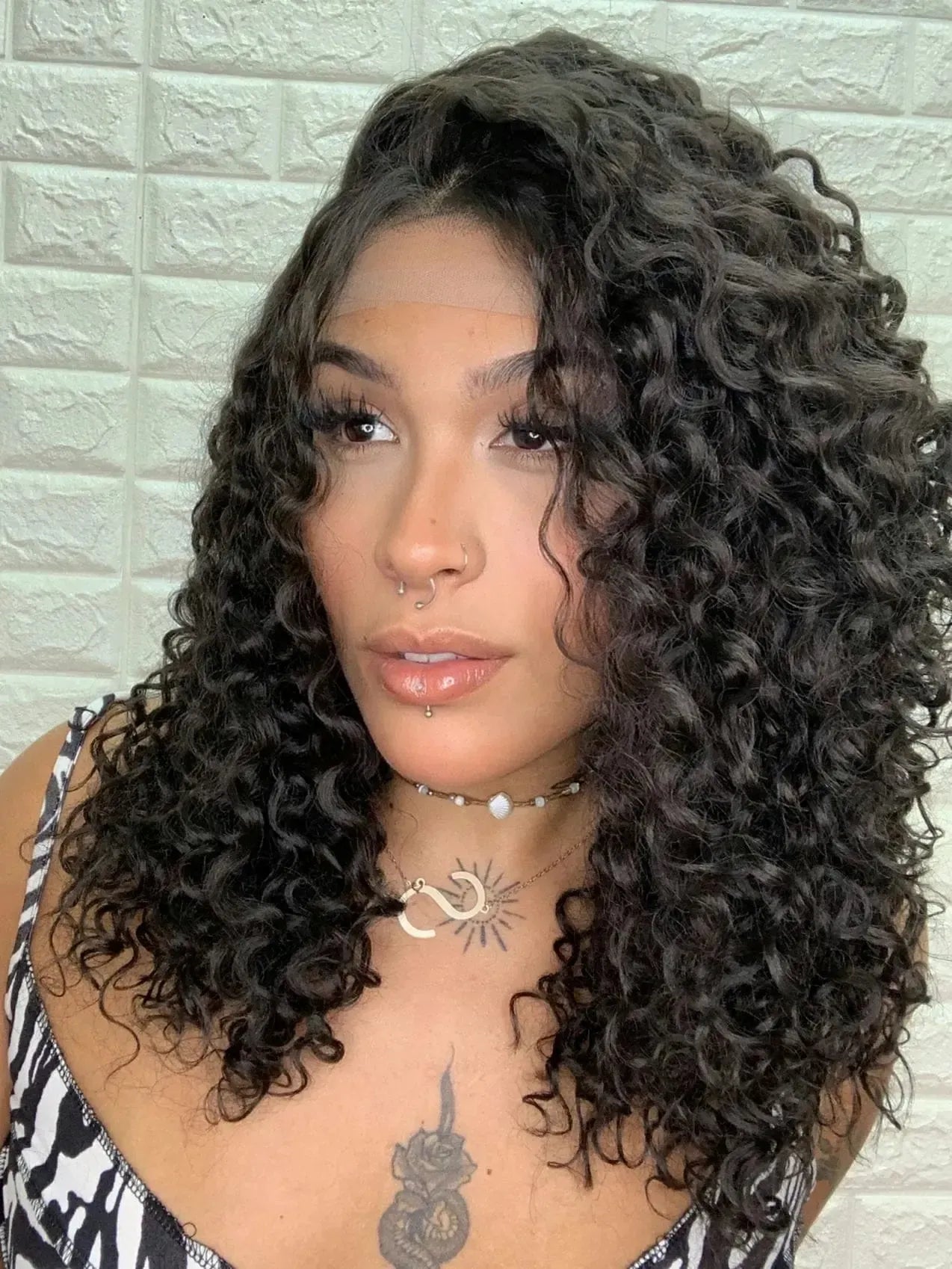Lace Front Tela HD Valeria Castanho Escuro Cacheada - Repartição Livre 13x4