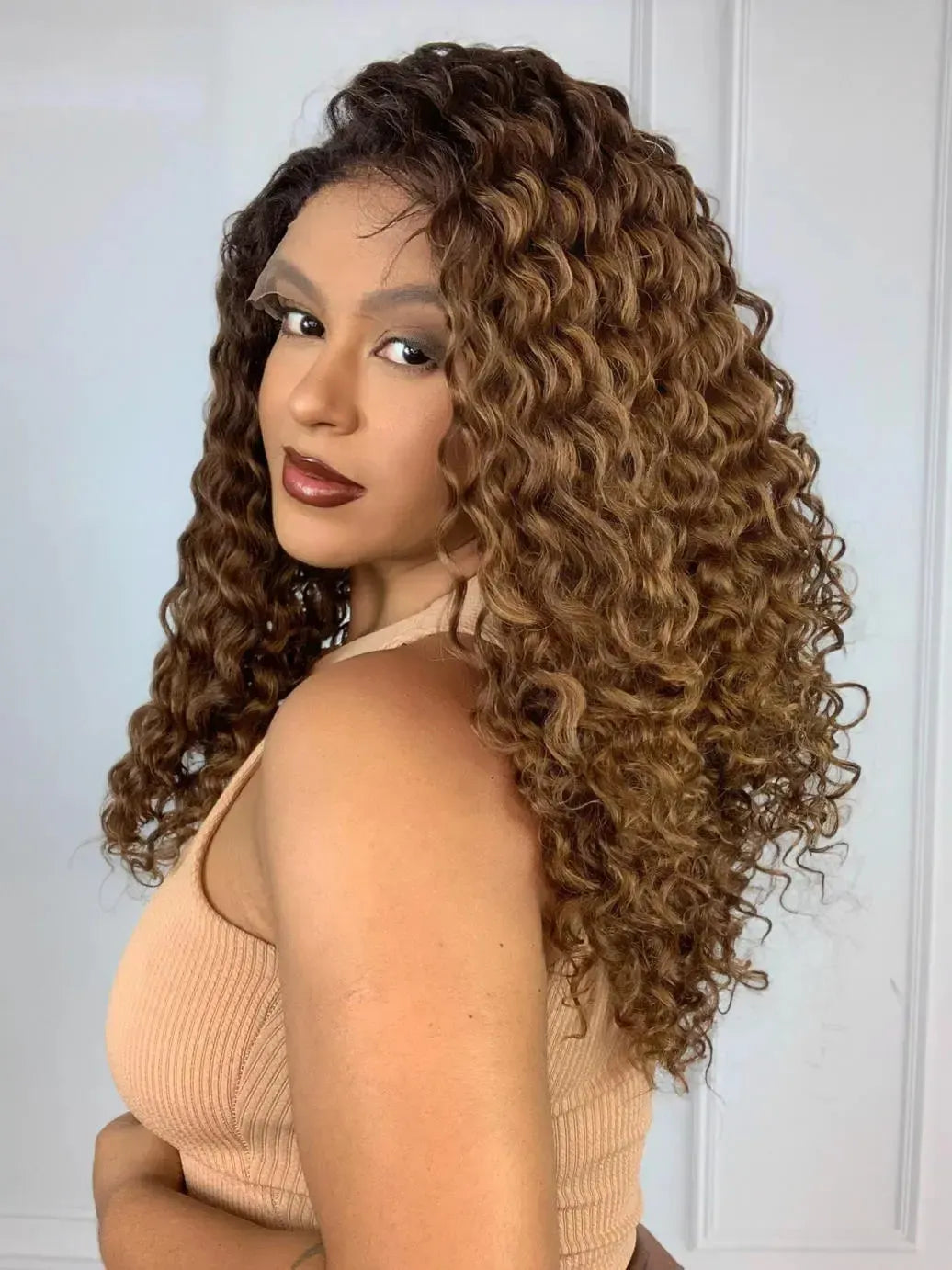 Lace Front Tela HD Valeria Castanho com Luzes 33/22 Cacheada - Repartição Livre 13x4