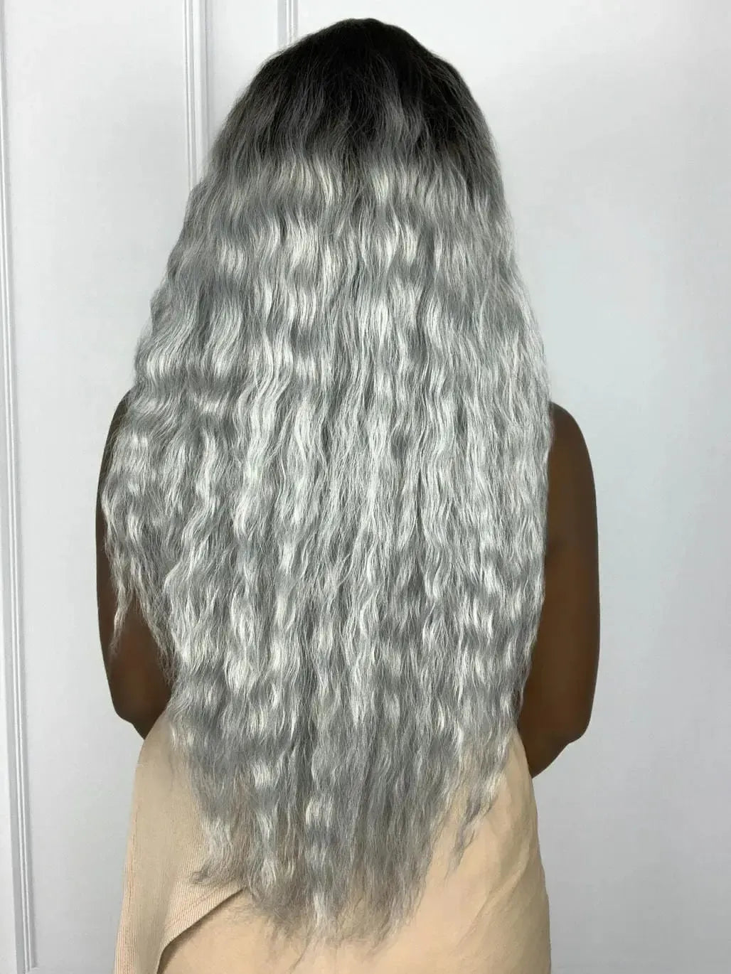Peruca Beyonce Cinza com Raiz Preta Ondulada com Franja