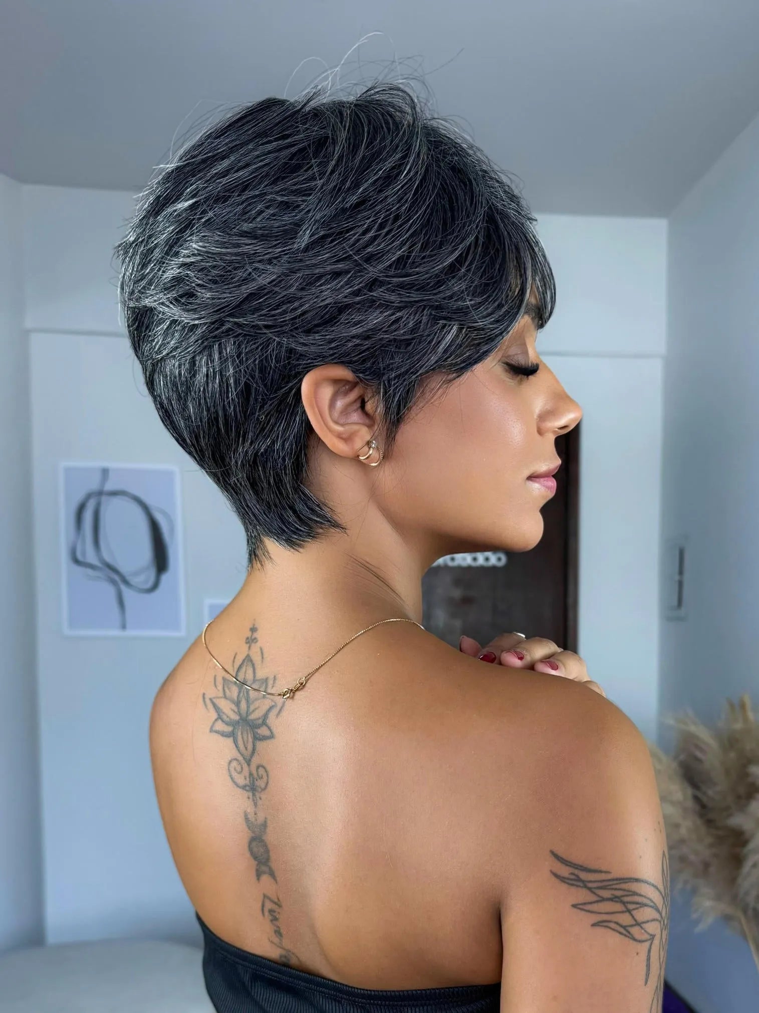 Peruca Esther Grisalha Curta Franja (Premium)