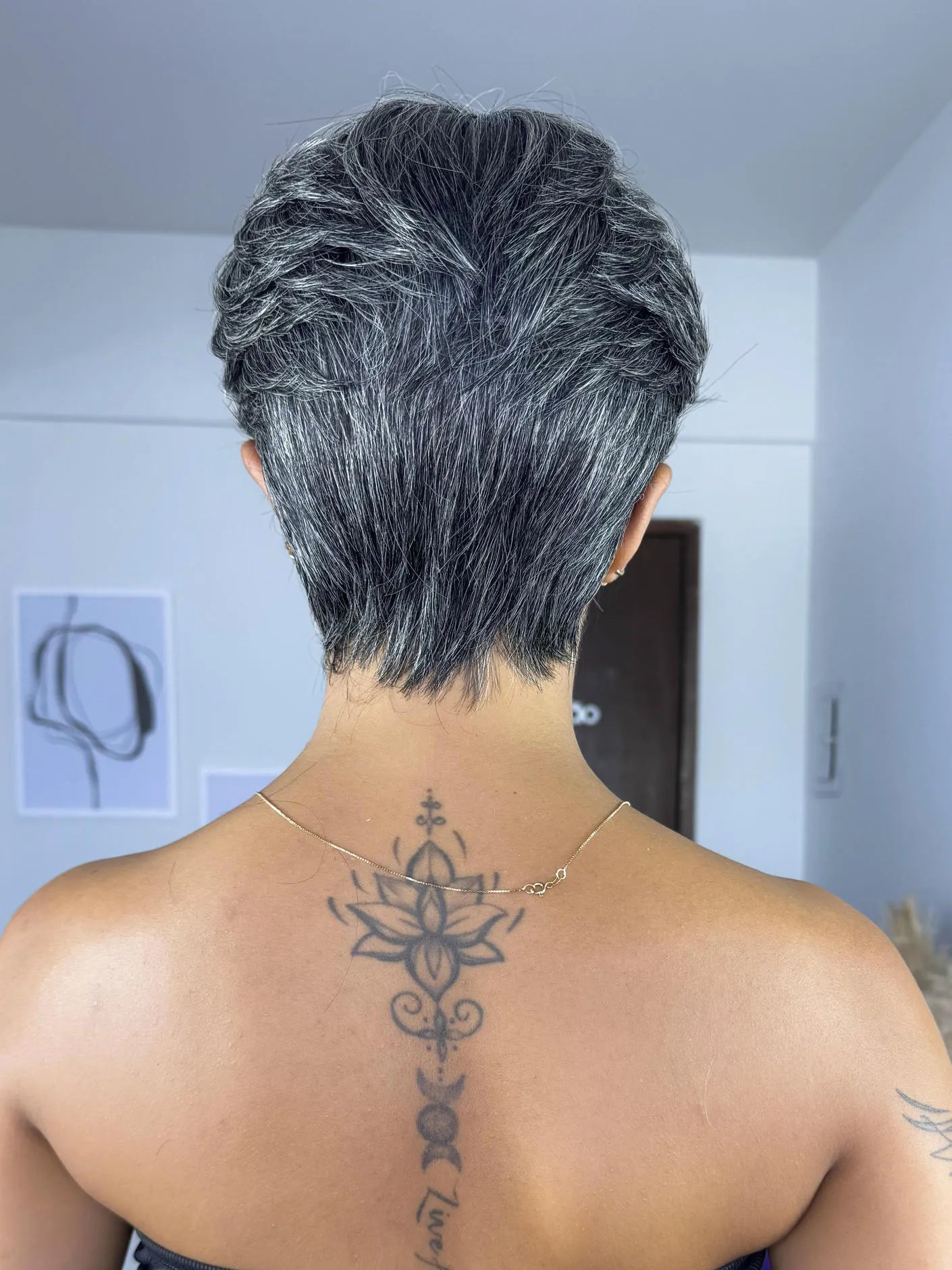 Peruca Esther Grisalha Curta Franja (Premium)