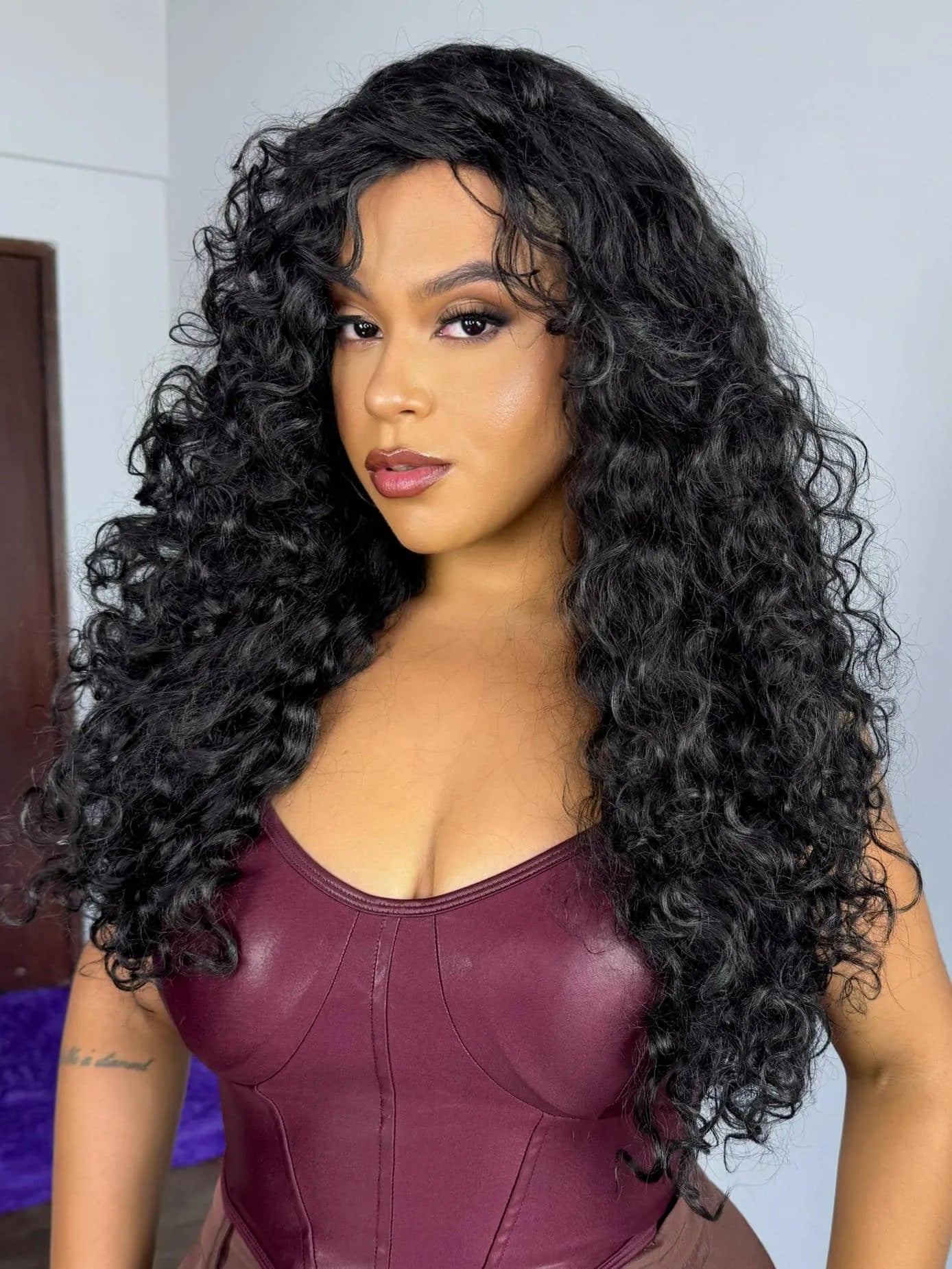 Peruca Portia Castanho Escuro Cacheada