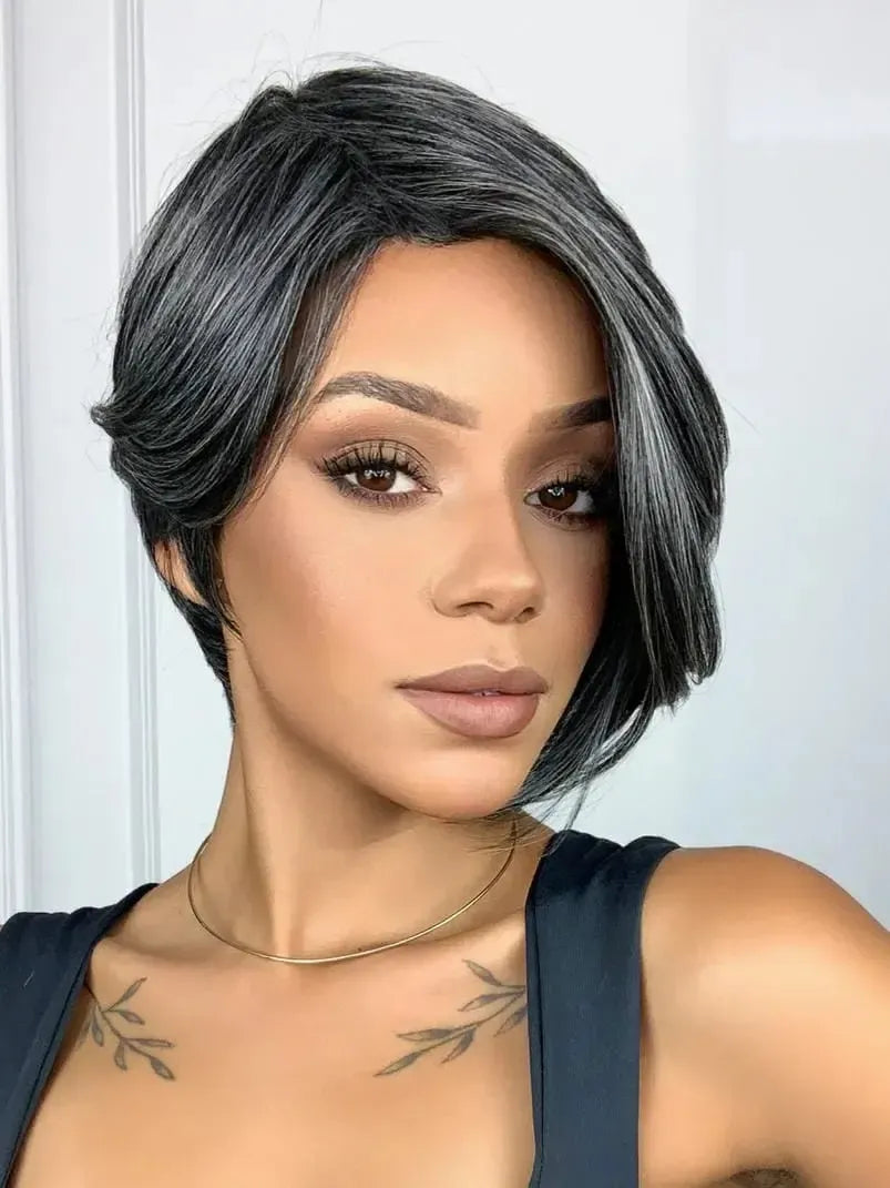 Peruca Wig Erika Grisalha Curta