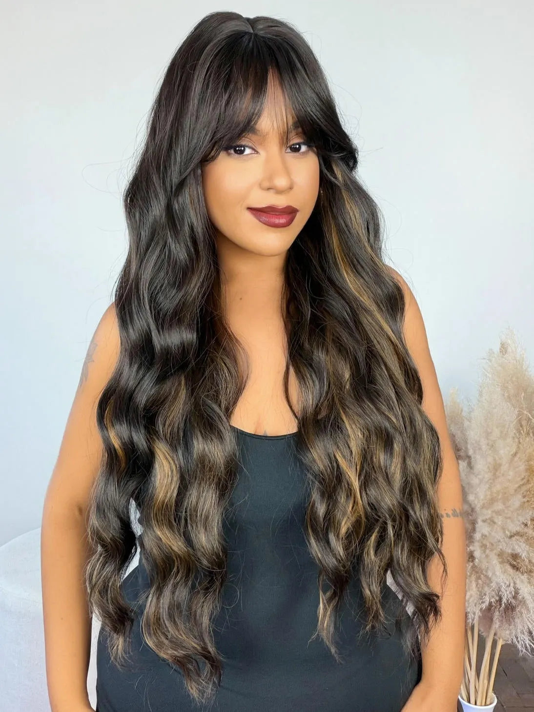 Peruca Wig Wendy Castanho Luzes Ondulada com Franja