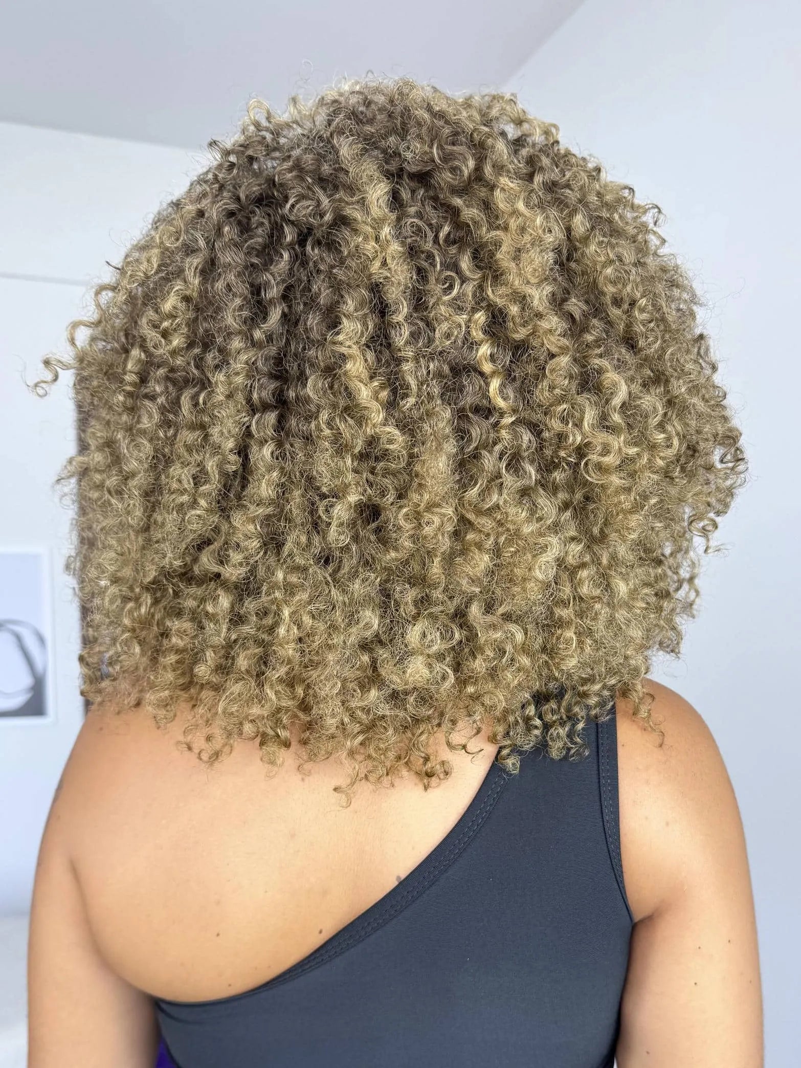 Wig Isaura Loira Castanha Cacheado