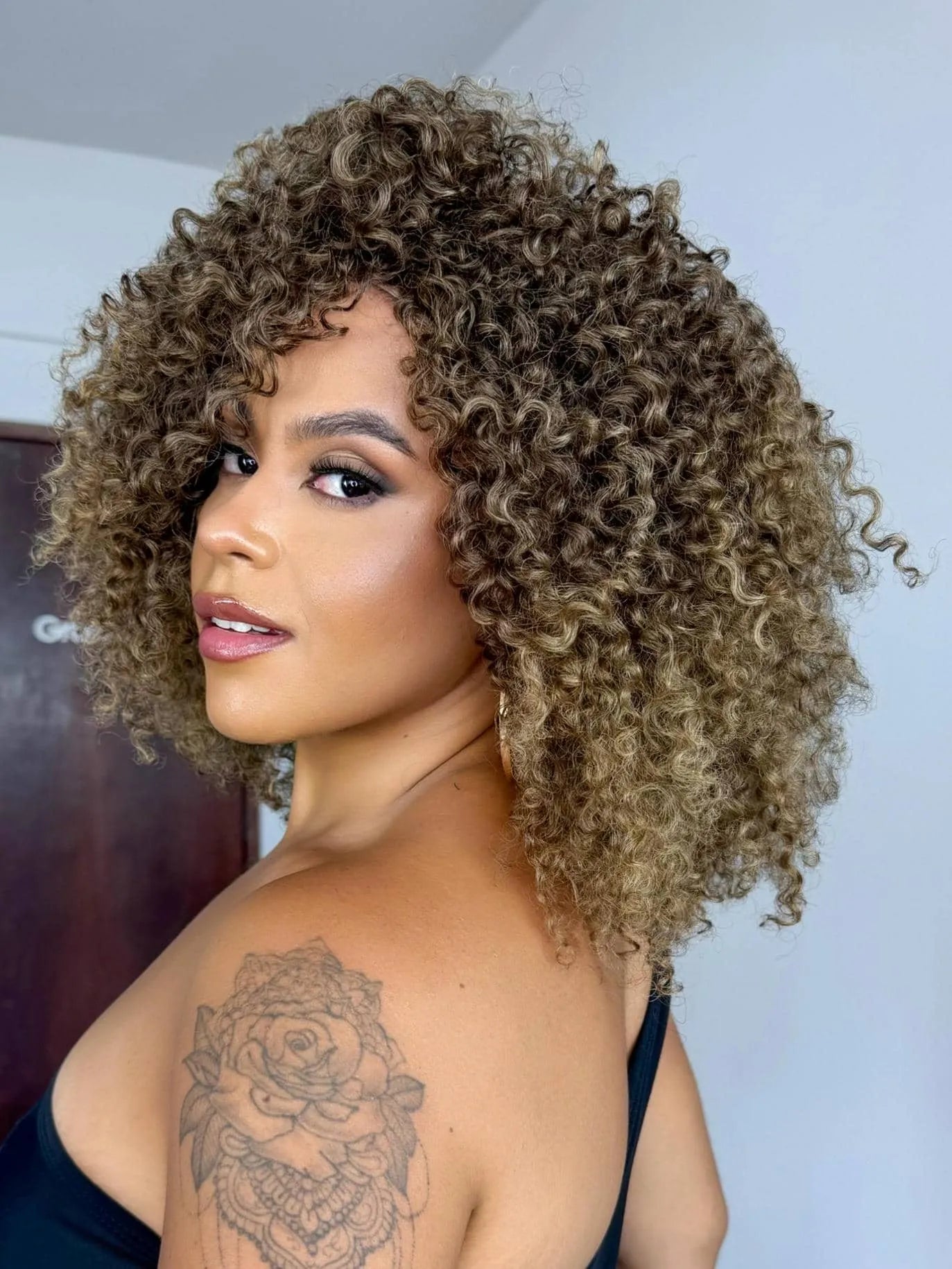 Wig Isaura Loira Castanha Cacheado