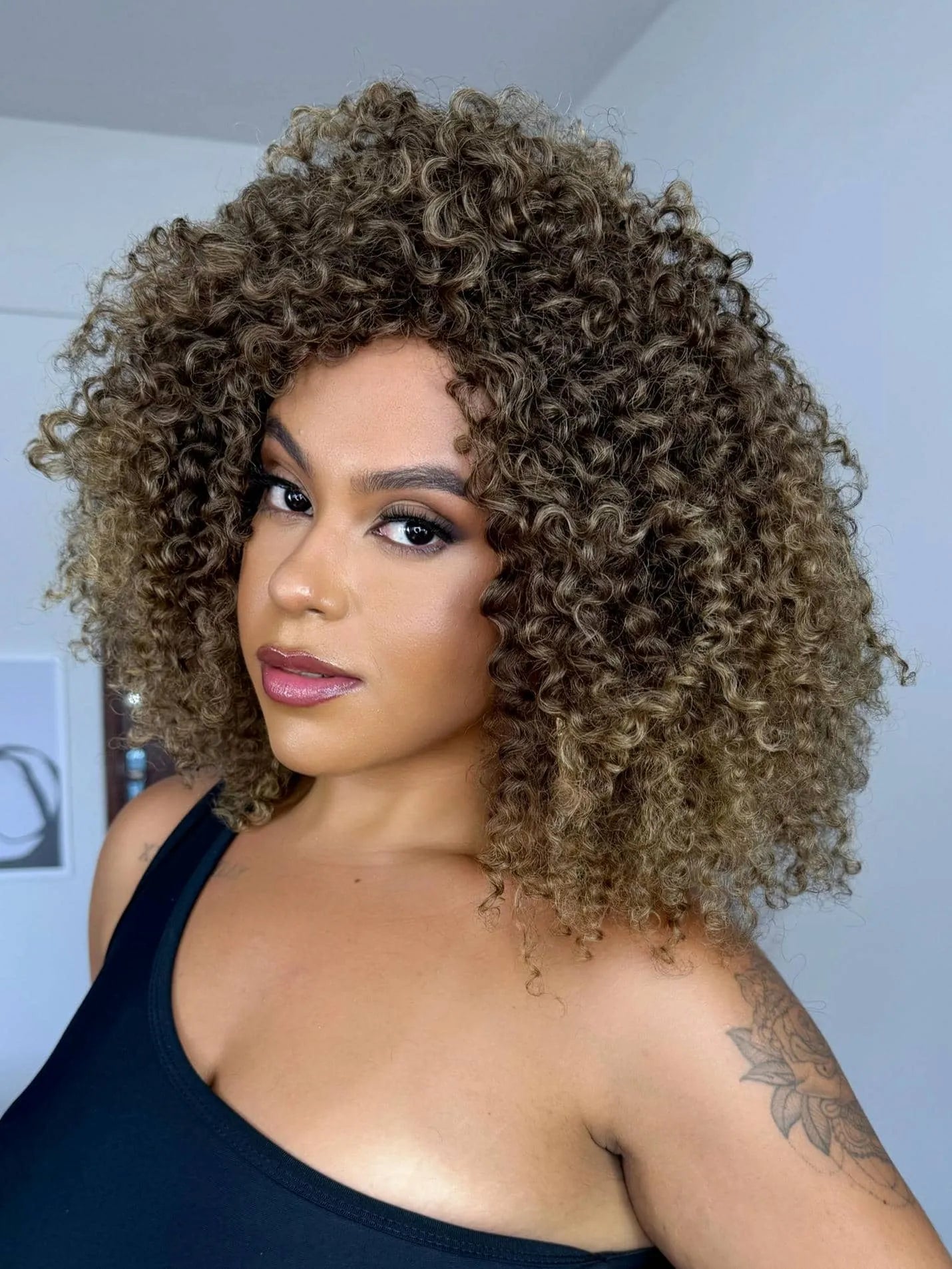 Wig Isaura Loira Castanha Cacheado