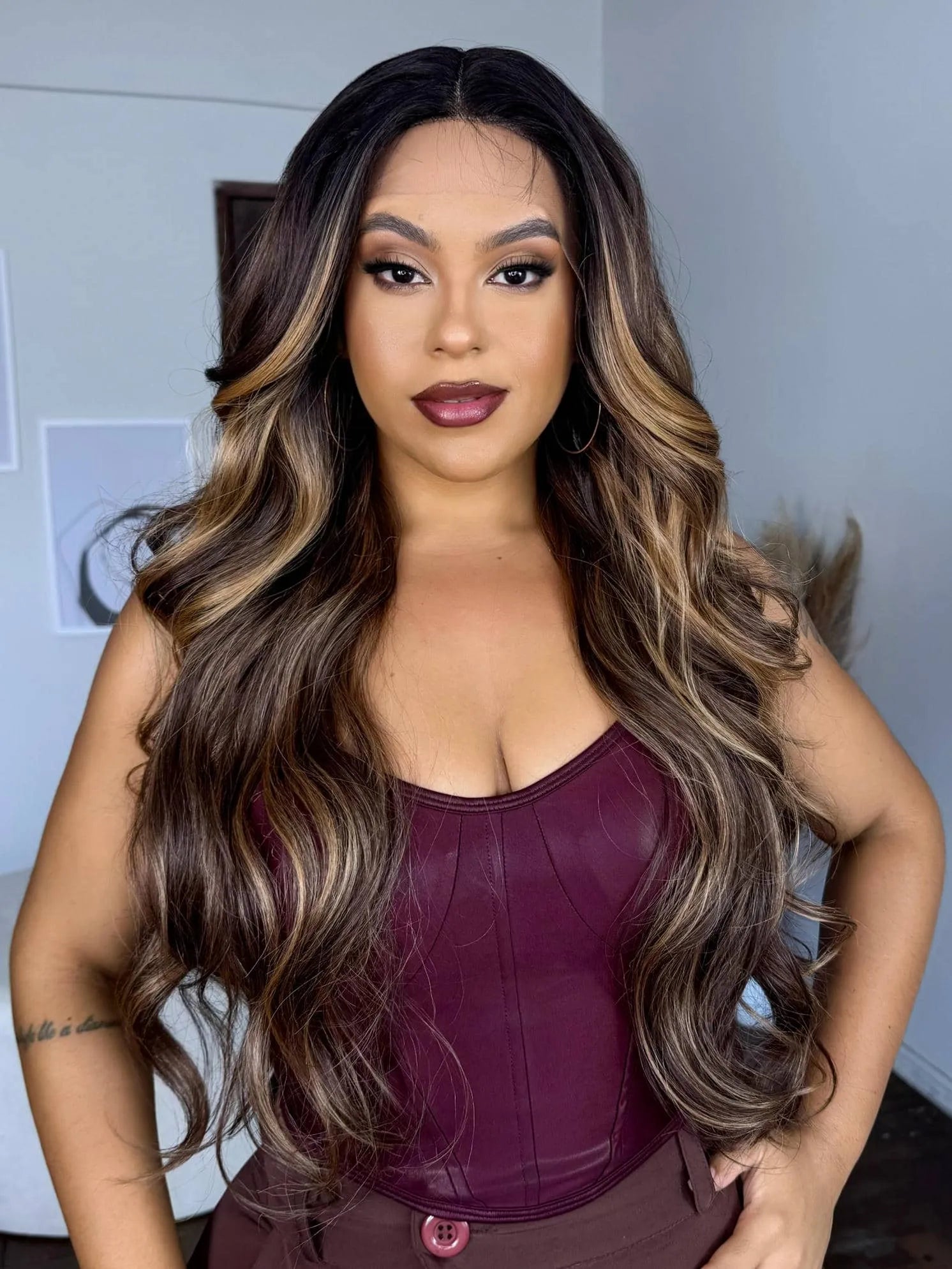 Lace Front Beatriz Castanho com Luzes 27YA Ondulada