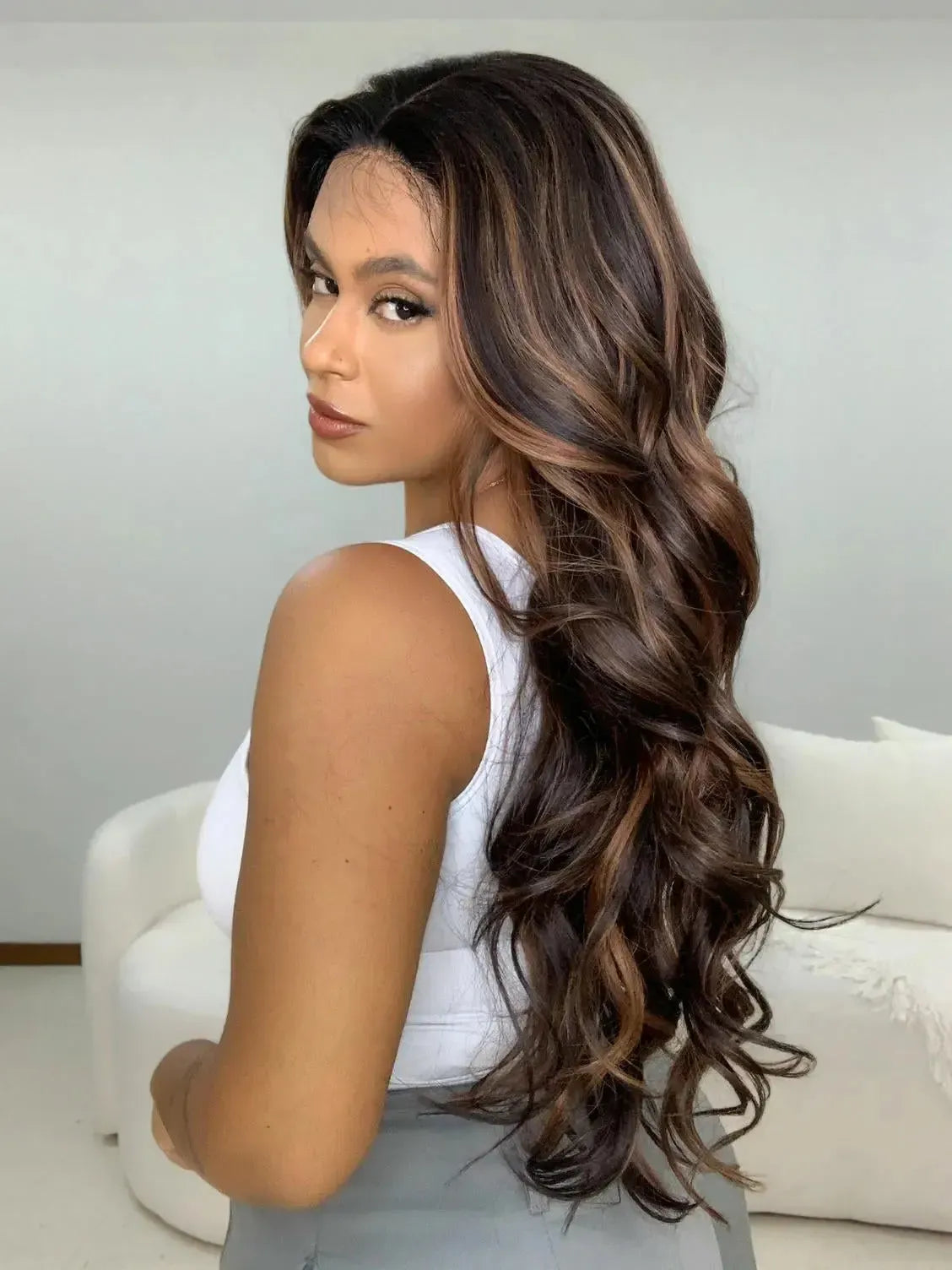 Lace Front Beatriz Castanho com Luzes Ondulada