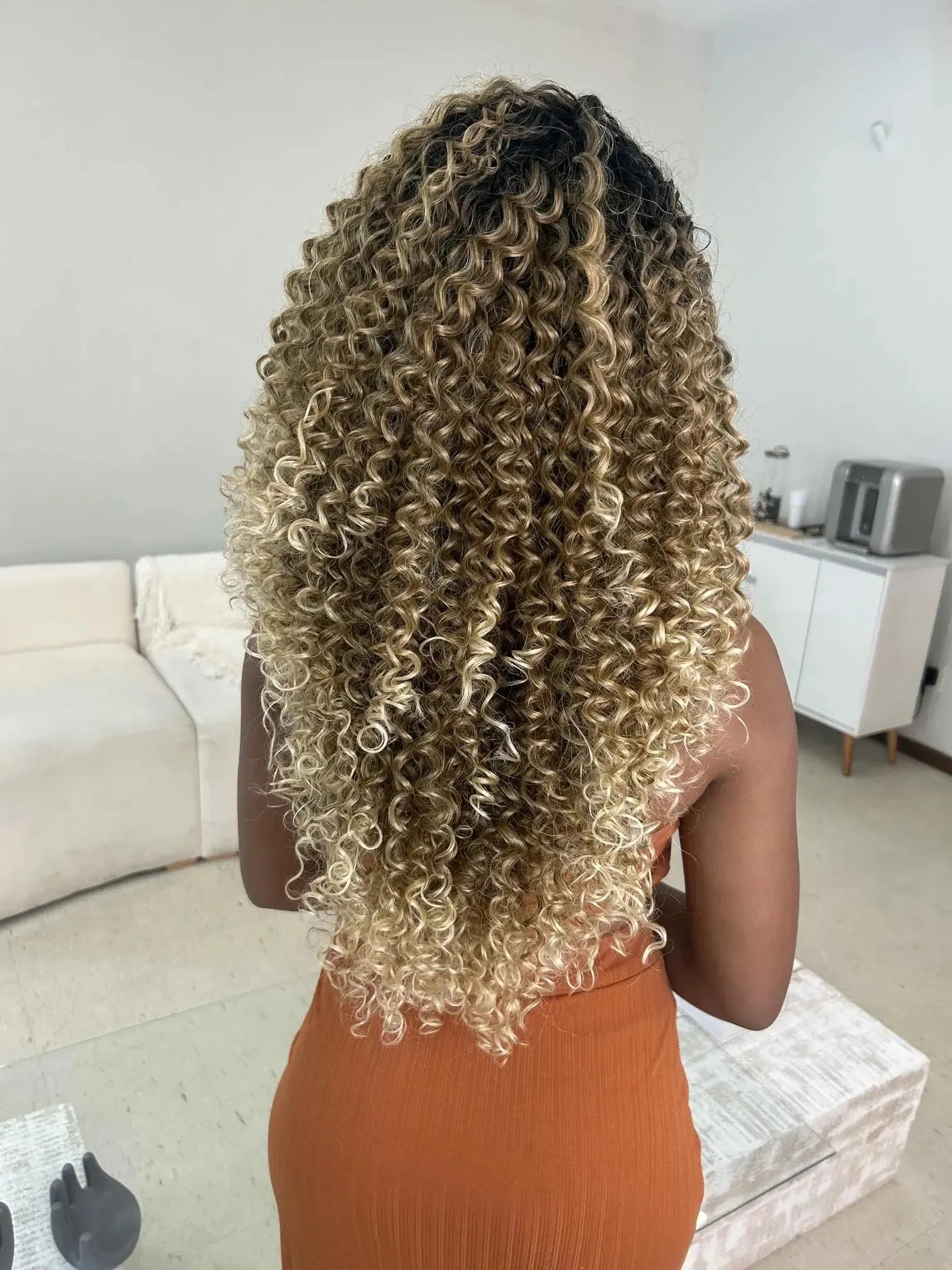 Lace Front Bio Fibra Cacheada Kati Loiro Raiz Castanha - Repartição Livre 13x3