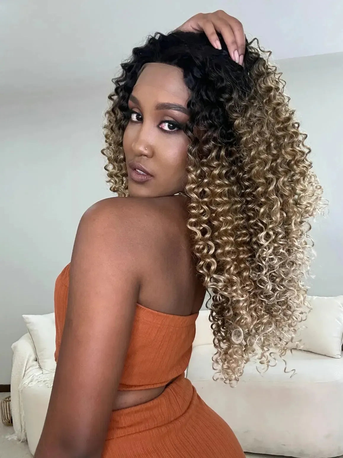 Lace Front Bio Fibra Cacheada Kati Loiro Raiz Castanha - Repartição Livre 13x3
