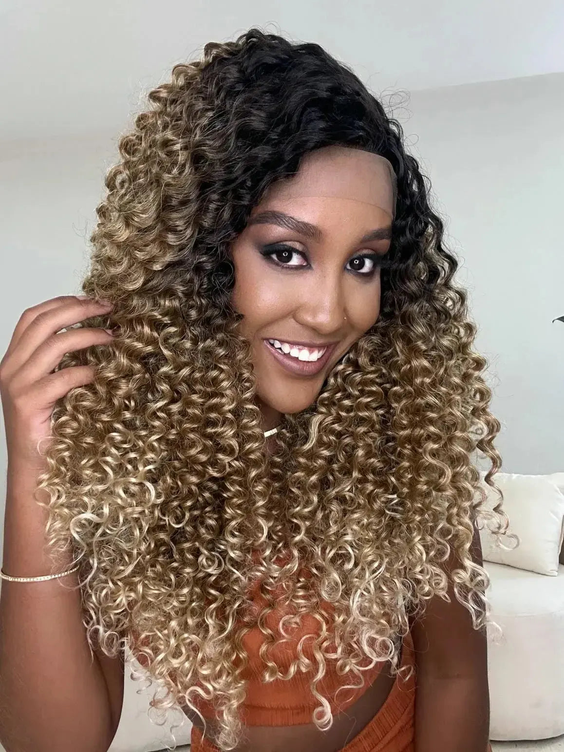 Lace Front Bio Fibra Cacheada Kati Loiro Raiz Castanha - Repartição Livre 13x3