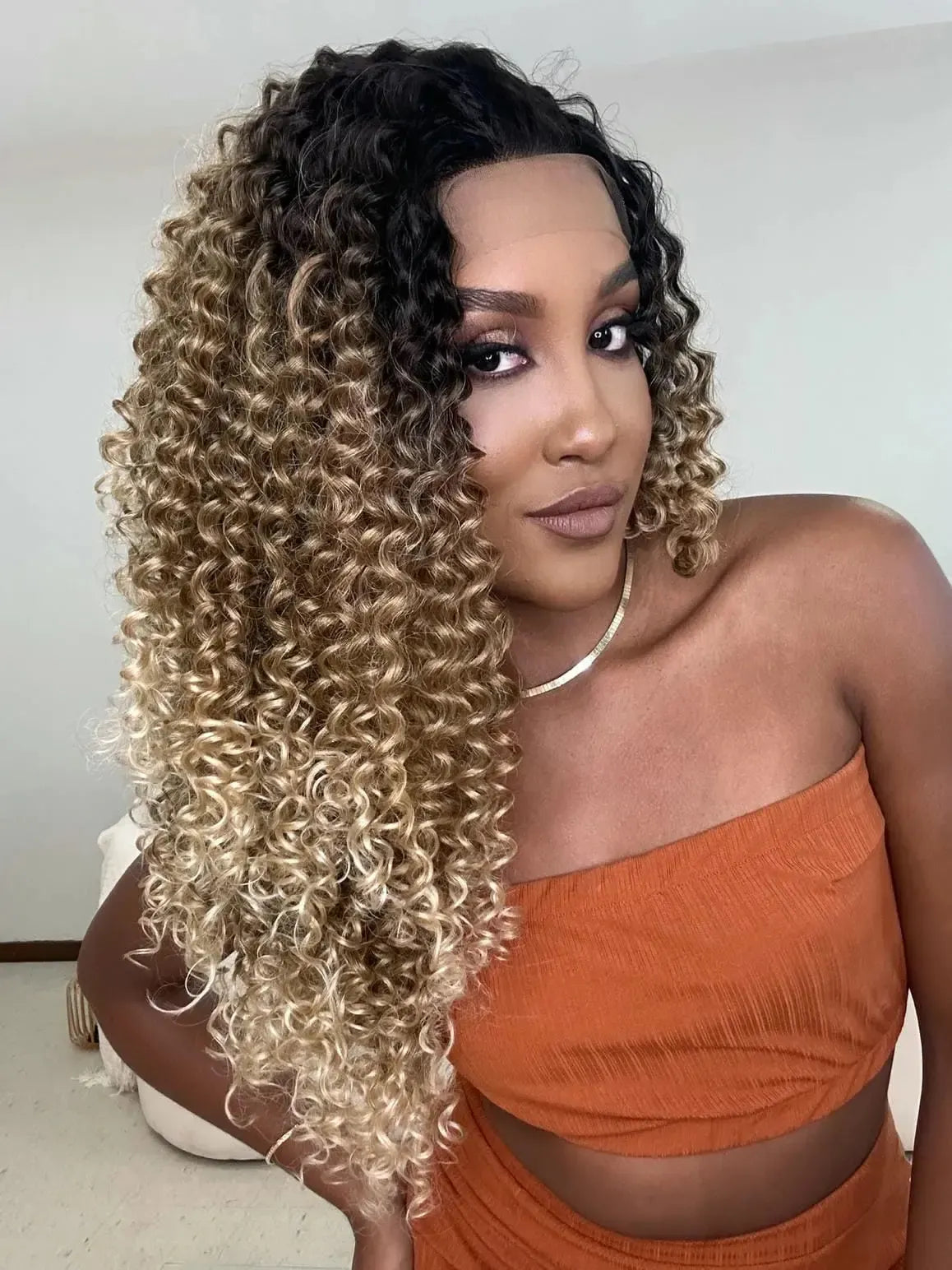 Lace Front Bio Fibra Cacheada Kati Loiro Raiz Castanha - Repartição Livre 13x3