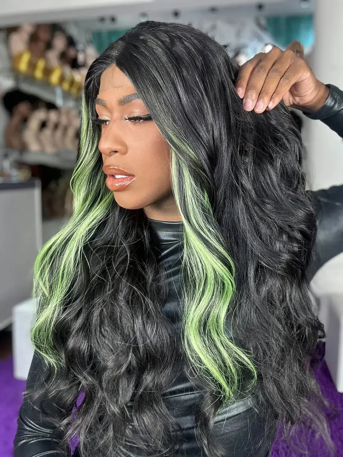 Lace Front Docinho Castanho Escuro Com Mecha Verde Ondulada 75cm