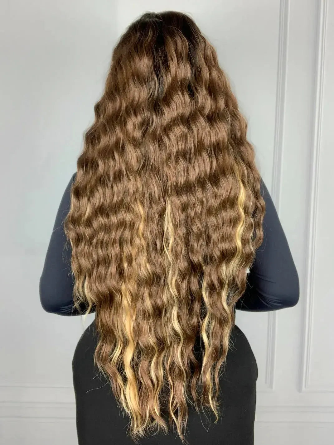 Lace Front HD Gianna Castanho com Luzes 26J Ondulada - Repartição Livre 13x4