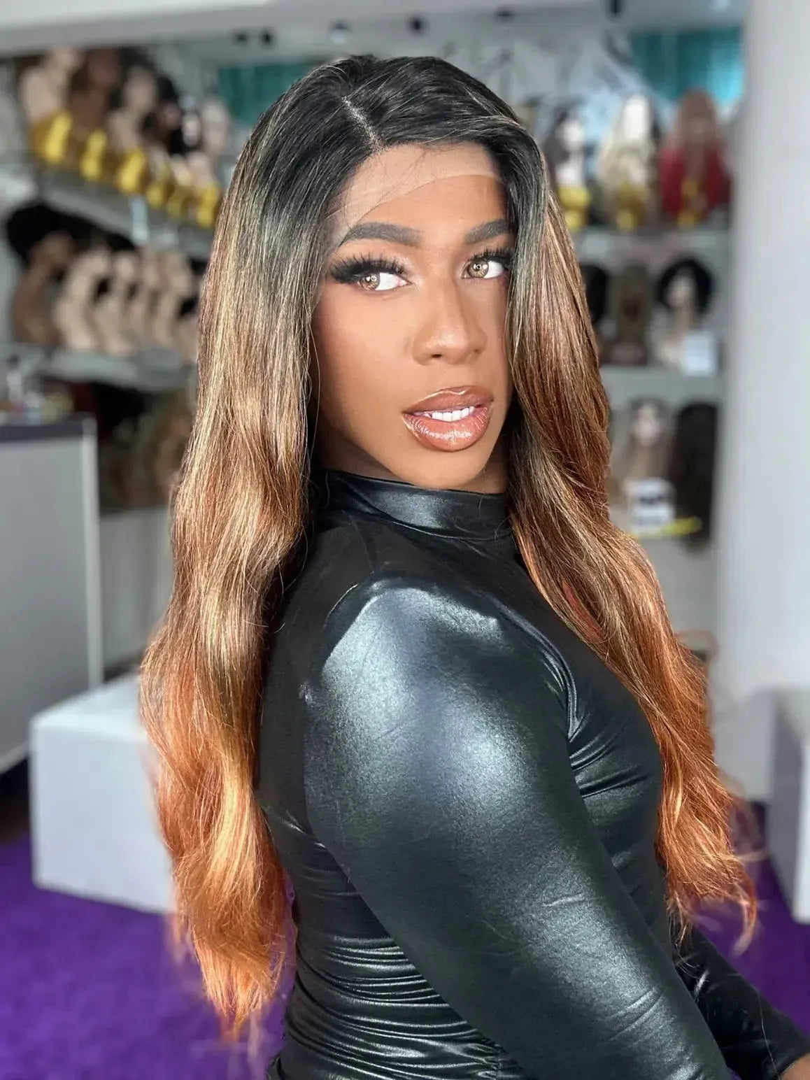 Lace Front Haniya Castanho Acobreado com Raiz Preta 70 cm