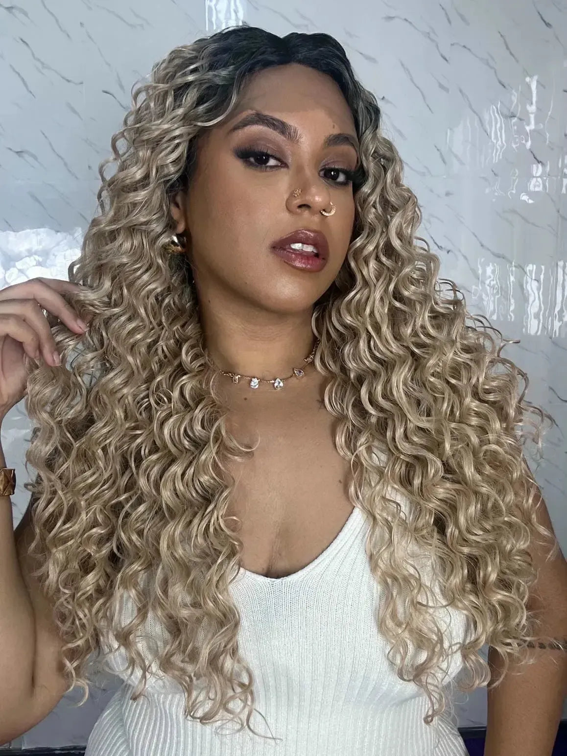 Lace Front Janaina Loira com Raiz Preta Cacheada