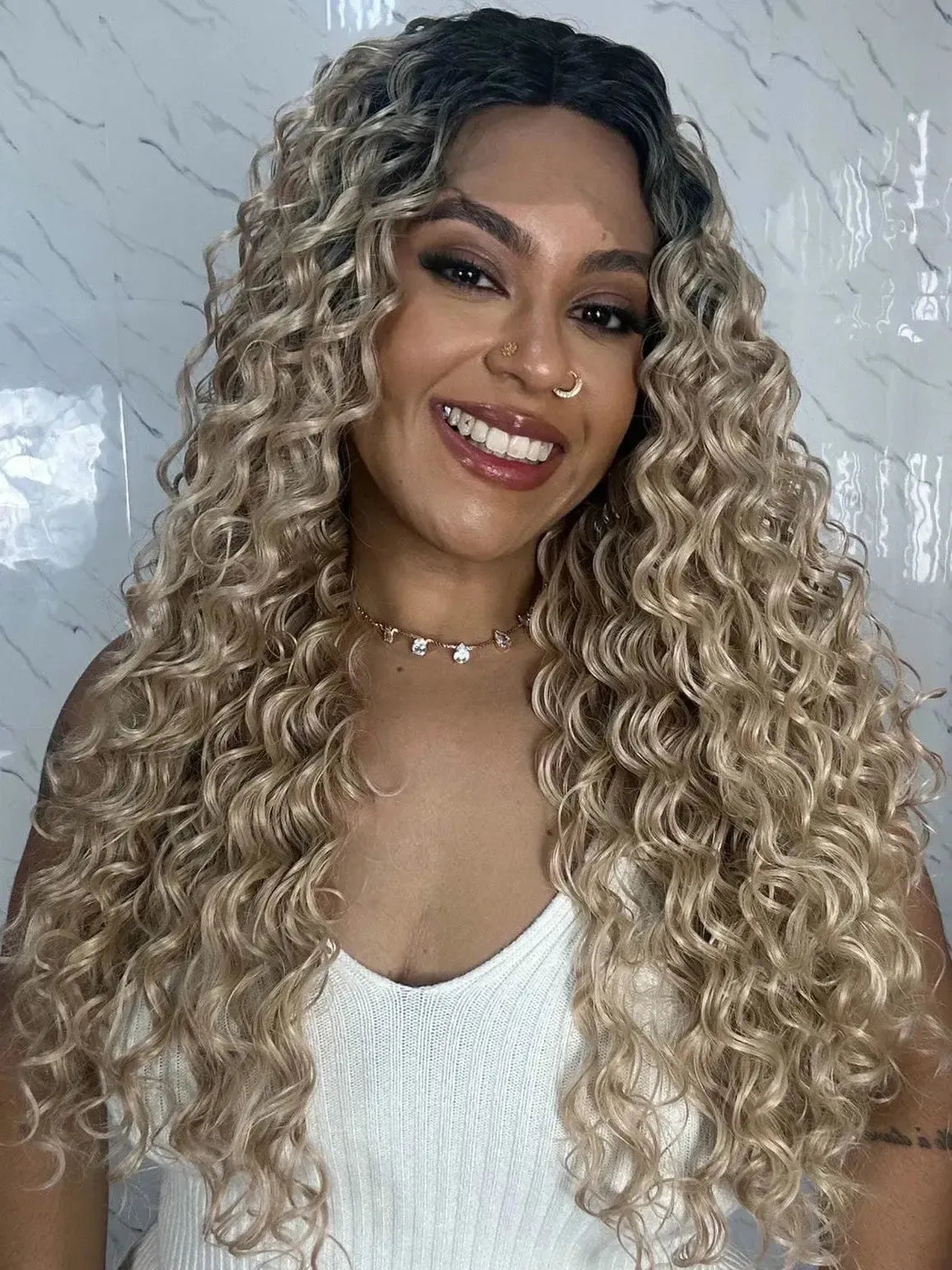Lace Front Janaina Loira com Raiz Preta Cacheada