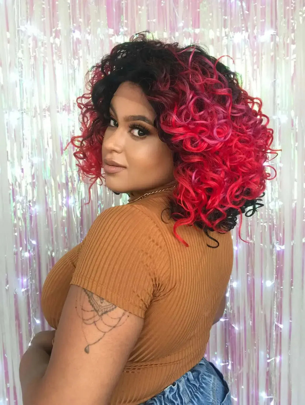 Lace Front Nanty Vermelha Com Mechas Rosas e Raiz Preta Cacheada 45 cm
