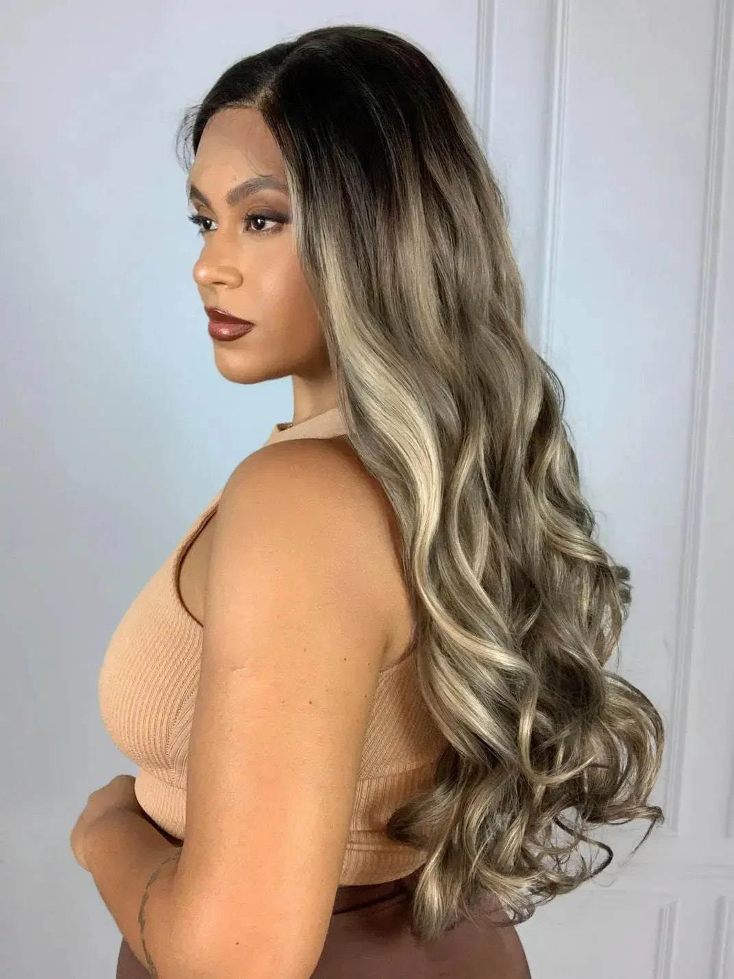 Lace Front Nathalia Castanho Luzes 23D Ondulada - Repartição Livre 13x3