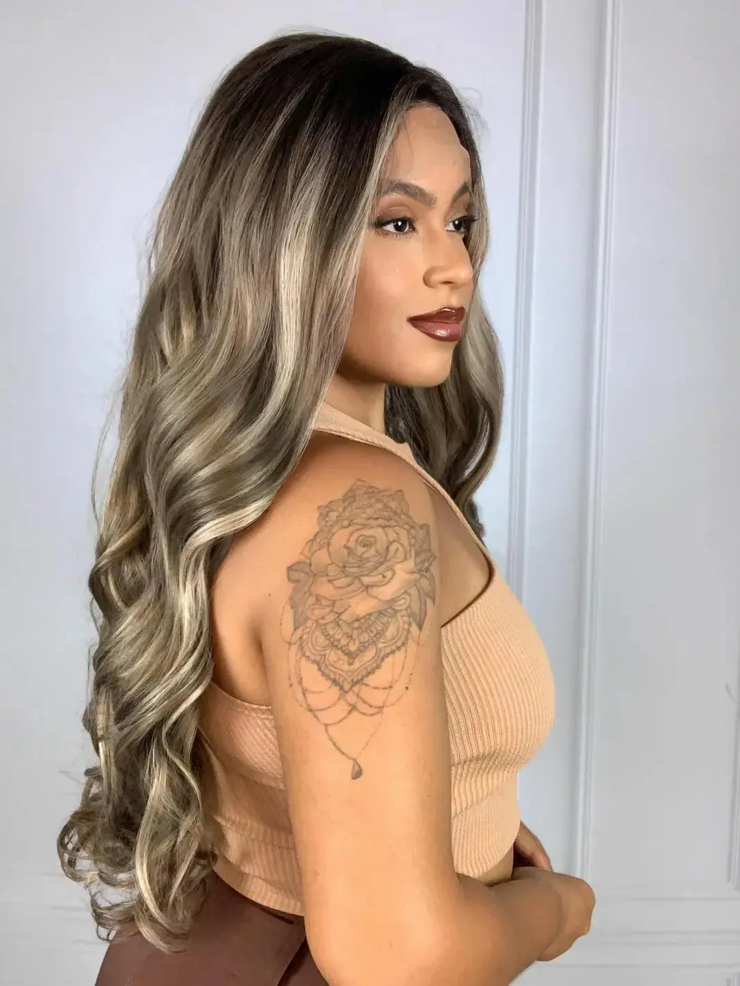 Lace Front Nathalia Castanho Luzes 23D Ondulada - Repartição Livre 13x3