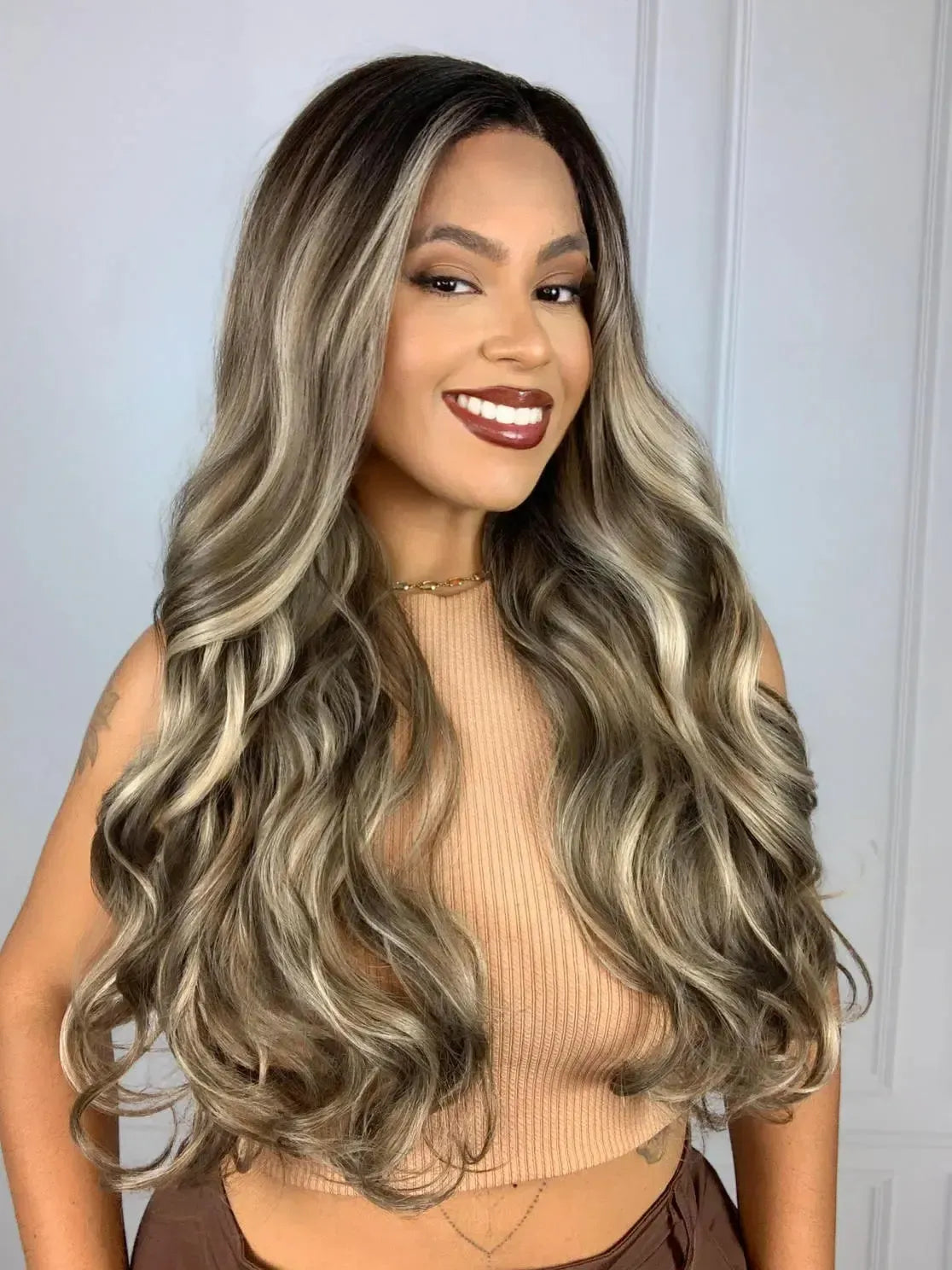 Lace Front Nathalia Castanho Luzes 23D Ondulada - Repartição Livre 13x3