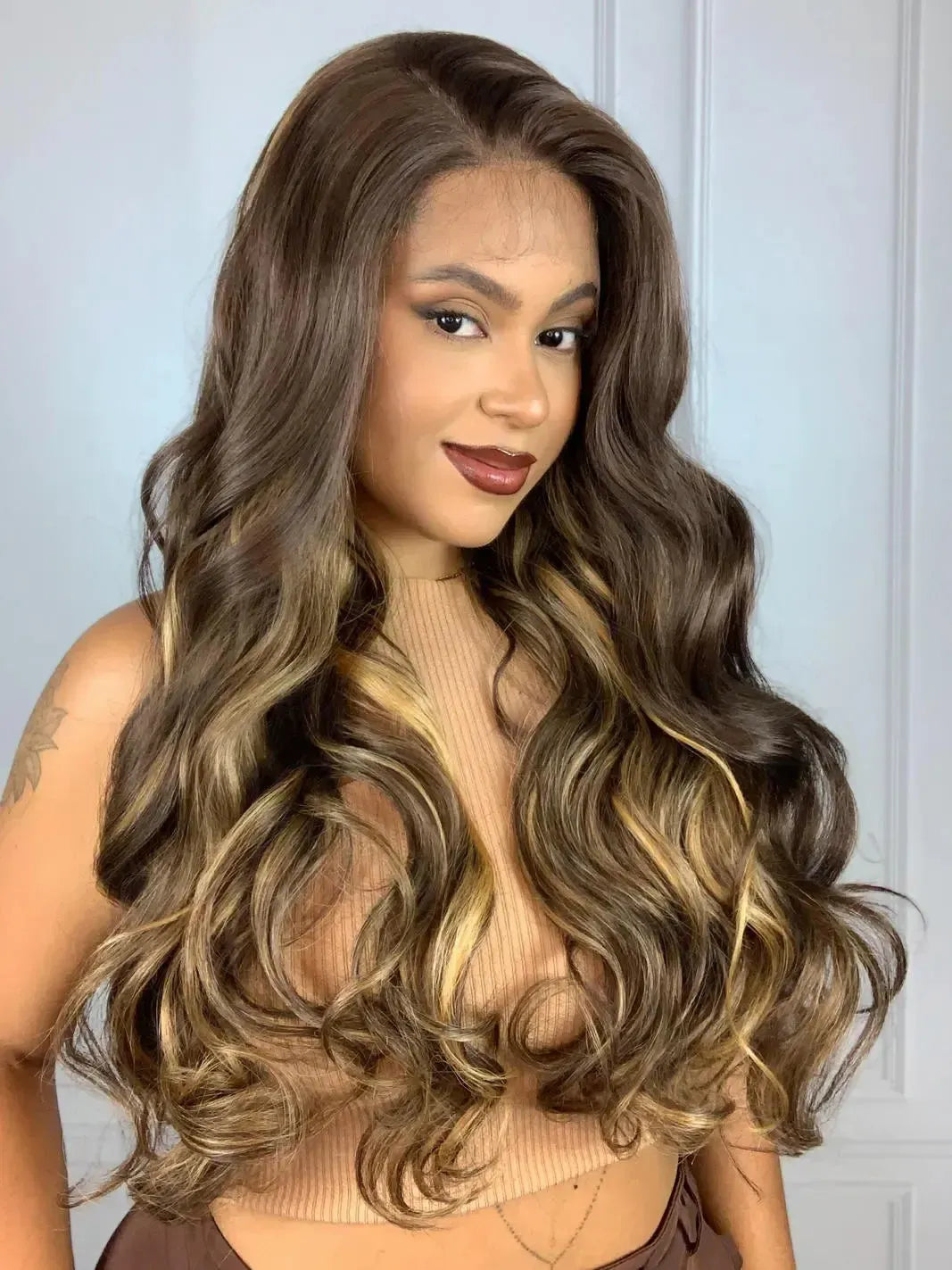 Lace Front Nathalia Castanho Luzes 26D Ondulada - Repartição Livre 13x3