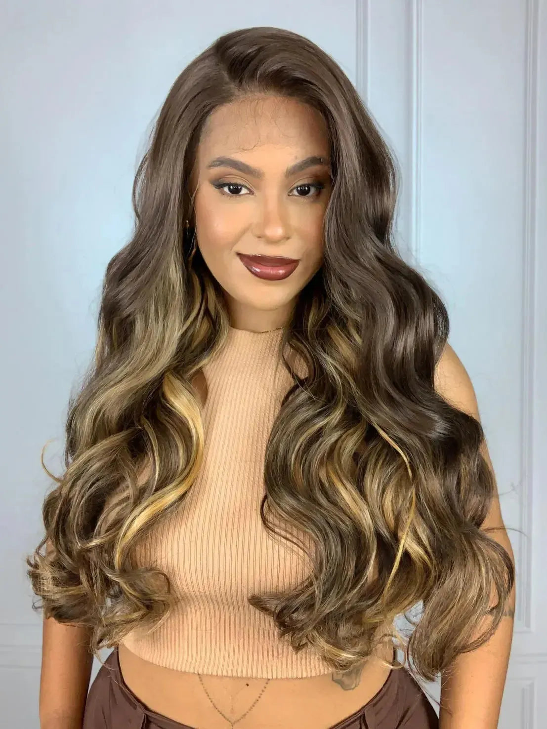 Lace Front Nathalia Castanho Luzes 26D Ondulada - Repartição Livre 13x3